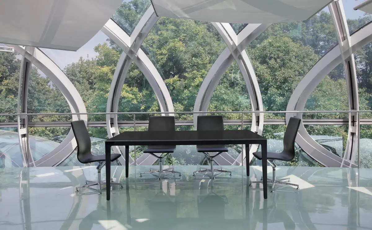 DEKKO Interiors | Αισθητική & Εργονομία στα Έπιπλα Γραφείου Η δομή του γραφείου αντιπροσωπεύει τη λεπτή ένωση αισθητικών στοιχείων και δομικών λεπτομερειών ενός διαχρονικού τραπεζιού. Η κατασκευή είναι κατασκευασμένη με κωνικά πόδια και περιμετρικό πλαίσιο χτισμένο με ενιαίο προφίλ αλουμινίου Υ. 5 cm x 3 cm. Τα γραφεία στελεχών διατίθενται στα ακόλουθα μεγέθη L. 180 – 200 – 220 cm, D. 90 cm, ενώ τα λειτουργικά έχουν τις εξής διαστάσεις L. 140 – 160 – 180 – 200 cm, D. 80 cm.