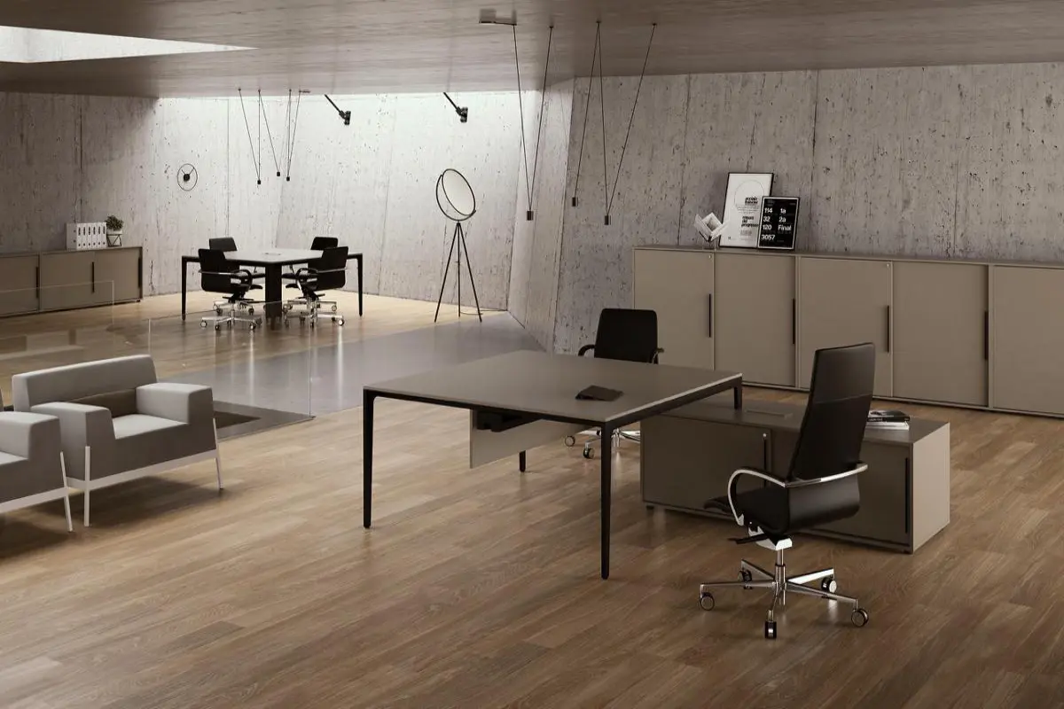 DEKKO Interiors | Αισθητική & Εργονομία στα Έπιπλα Γραφείου Η δομή του γραφείου αντιπροσωπεύει τη λεπτή ένωση αισθητικών στοιχείων και δομικών λεπτομερειών ενός διαχρονικού τραπεζιού. Η κατασκευή είναι κατασκευασμένη με κωνικά πόδια και περιμετρικό πλαίσιο χτισμένο με ενιαίο προφίλ αλουμινίου Υ. 5 cm x 3 cm. Τα γραφεία στελεχών διατίθενται στα ακόλουθα μεγέθη L. 180 – 200 – 220 cm, D. 90 cm, ενώ τα λειτουργικά έχουν τις εξής διαστάσεις L. 140 – 160 – 180 – 200 cm, D. 80 cm.