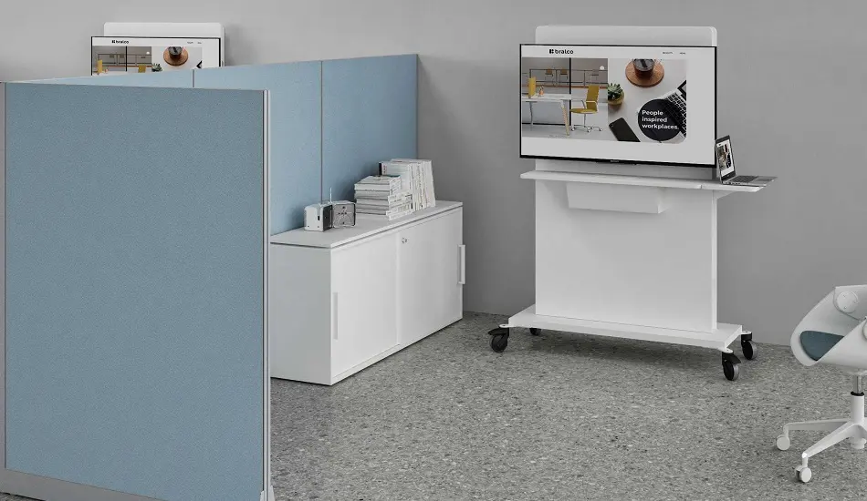 DEKKO Interiors | Αισθητική & Εργονομία στα Έπιπλα Γραφείου Τα έπιπλα γραφείου Flipper, αντιπροσωπεύουν ένα βασικό πλέον στοιχείο για κάθε επιχειρηματική παρουσίαση και για την ανταλλαγή ιδεών και έργων. Είναι διαθέσιμα σε κινητές ή επιτοίχιες εκδόσεις, με ή χωρίς ενσωματωμένη οθόνη, το Flipper είναι ο τέλειος σύμμαχός σας για να εξασφαλίσετε παρουσιάσεις πρώτης κατηγορίας. Απλό και ισχυρό, αυτός ο πίνακας μπορεί να στοιβάζεται οριζόντια. Η δομή είναι κατασκευασμένη από χυτοσίδηρο και εξωθημένο αλουμίνιο, με αρθρώσεις περιστροφής τραπεζιών, και είναι αξεσουάρ με πλαστική λαβή κάτω από την κορυφή. Ο πίνακας έρχεται σε δύο μήκη: 1400 και 1600 mm. Μπορεί να είναι εφοδιασμένο με δύο ή τέσσερις πίσω τροχούς, συμπεριλαμβανομένων δύο εξοπλισμένων με φρένο, για να διευκολυνθεί η κίνηση