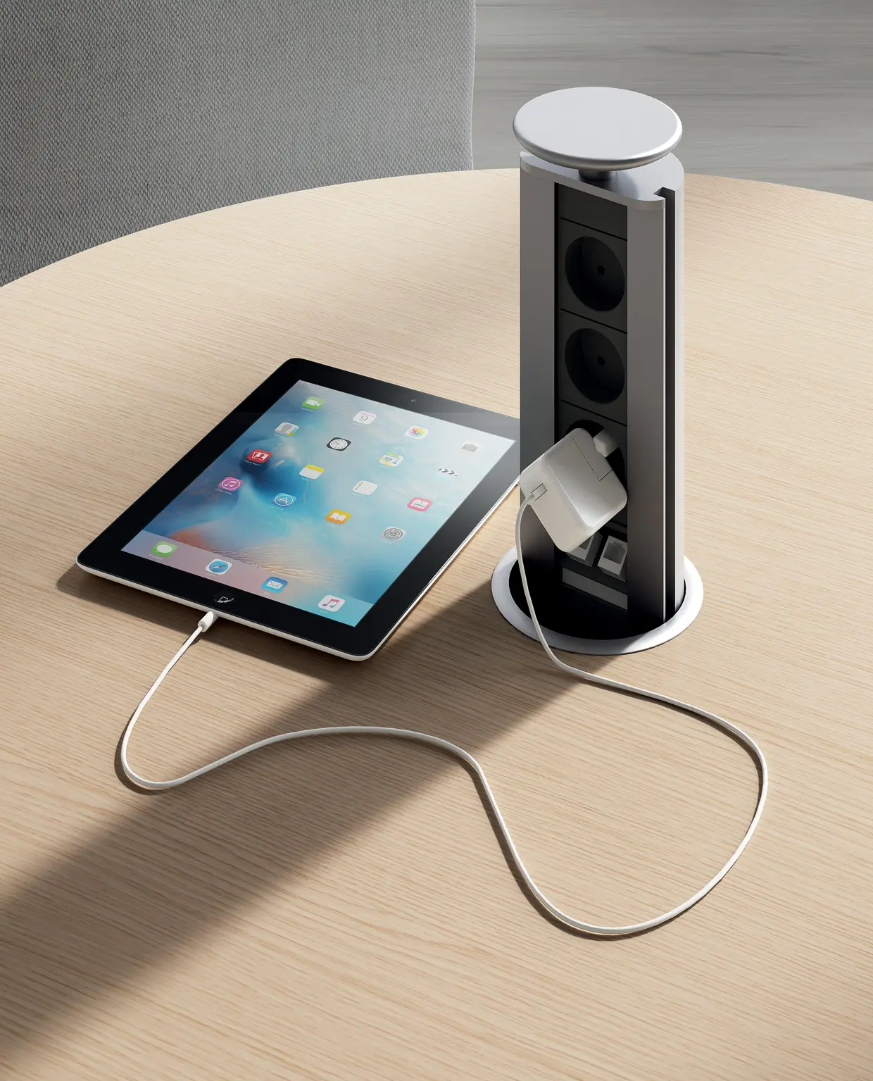 DEKKO Interiors | Αισθητική & Εργονομία στα Έπιπλα Γραφείου Asset – γραφείο με μεταλλική κατασκευή Η χαρακτηριστική σχεδίαση του γραφείου Asset Executive Office με μεταλλική κατασκευή ενισχύει την απλότητα των τετράγωνων σχημάτων και των ευθειών γραμμών. Ένα γραφείο που παραμένει τονισμένο με την πάροδο του χρόνου χάρη στα αυστηρά σχήματα και τον δυνατό σχεδιασμό του. Η σημαντική επιφάνεια εργασίας μελαμίνης, με πάχος 38 mm, στηρίζεται από τετράγωνα ατσάλινα πόδια, L. 80 mm, που υπογραμμίζουν τη στιβαρότητα και τη στιβαρότητα της κατασκευής. Τα πόδια ενώνονται, δύο προς δύο, με μια ορθογώνια εγκάρσια ράβδο (Π. 80 mm Υ. 30 mm) και είναι εξοπλισμένα με ένα ατσάλινο ένθετο εφοδιασμένο με πόδι ισοπέδωσης. Δύο δοκοί κάτω από το δάπεδο, συγκολλημένες στις εγκάρσιες δοκούς του σκέλους, ολοκληρώνουν τη δομή, σταθεροποιώντας την επιφάνεια εργασίας. Ιδιαίτερη προσοχή έχει δοθεί στις λεπτομέρειες: ένα μεταλλικό περίβλημα σε σχήμα χάλυβα (πάχους 1,2 mm), έχει σχεδιαστεί για να κρύβει την εγκάρσια δοκό του ποδιού, ενώ ένα πλαίσιο αλουμινίου ακολουθεί το προφίλ τόσο της δομής όσο και της κορυφής, δίνοντας κομψότητα στο σύνολο. τραπέζι.