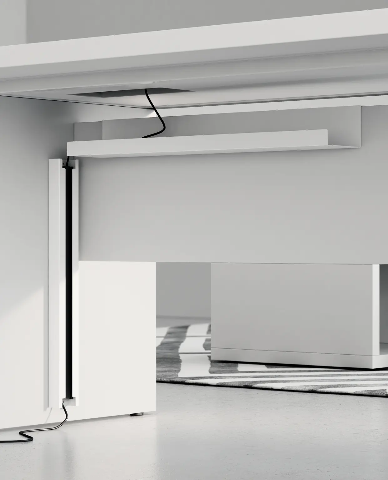 DEKKO Interiors | Αισθητική & Εργονομία στα Έπιπλα Γραφείου Asset – γραφείο με μεταλλική κατασκευή Η χαρακτηριστική σχεδίαση του γραφείου Asset Executive Office με μεταλλική κατασκευή ενισχύει την απλότητα των τετράγωνων σχημάτων και των ευθειών γραμμών. Ένα γραφείο που παραμένει τονισμένο με την πάροδο του χρόνου χάρη στα αυστηρά σχήματα και τον δυνατό σχεδιασμό του. Η σημαντική επιφάνεια εργασίας μελαμίνης, με πάχος 38 mm, στηρίζεται από τετράγωνα ατσάλινα πόδια, L. 80 mm, που υπογραμμίζουν τη στιβαρότητα και τη στιβαρότητα της κατασκευής. Τα πόδια ενώνονται, δύο προς δύο, με μια ορθογώνια εγκάρσια ράβδο (Π. 80 mm Υ. 30 mm) και είναι εξοπλισμένα με ένα ατσάλινο ένθετο εφοδιασμένο με πόδι ισοπέδωσης. Δύο δοκοί κάτω από το δάπεδο, συγκολλημένες στις εγκάρσιες δοκούς του σκέλους, ολοκληρώνουν τη δομή, σταθεροποιώντας την επιφάνεια εργασίας. Ιδιαίτερη προσοχή έχει δοθεί στις λεπτομέρειες: ένα μεταλλικό περίβλημα σε σχήμα χάλυβα (πάχους 1,2 mm), έχει σχεδιαστεί για να κρύβει την εγκάρσια δοκό του ποδιού, ενώ ένα πλαίσιο αλουμινίου ακολουθεί το προφίλ τόσο της δομής όσο και της κορυφής, δίνοντας κομψότητα στο σύνολο. τραπέζι.