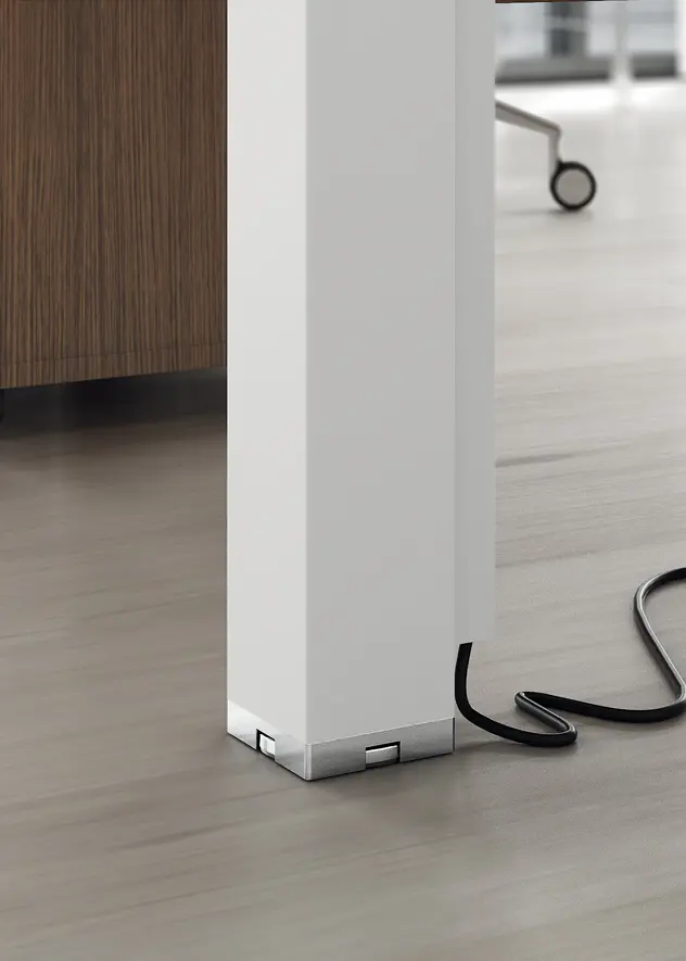 DEKKO Interiors | Αισθητική & Εργονομία στα Έπιπλα Γραφείου Asset – γραφείο με μεταλλική κατασκευή Η χαρακτηριστική σχεδίαση του γραφείου Asset Executive Office με μεταλλική κατασκευή ενισχύει την απλότητα των τετράγωνων σχημάτων και των ευθειών γραμμών. Ένα γραφείο που παραμένει τονισμένο με την πάροδο του χρόνου χάρη στα αυστηρά σχήματα και τον δυνατό σχεδιασμό του. Η σημαντική επιφάνεια εργασίας μελαμίνης, με πάχος 38 mm, στηρίζεται από τετράγωνα ατσάλινα πόδια, L. 80 mm, που υπογραμμίζουν τη στιβαρότητα και τη στιβαρότητα της κατασκευής. Τα πόδια ενώνονται, δύο προς δύο, με μια ορθογώνια εγκάρσια ράβδο (Π. 80 mm Υ. 30 mm) και είναι εξοπλισμένα με ένα ατσάλινο ένθετο εφοδιασμένο με πόδι ισοπέδωσης. Δύο δοκοί κάτω από το δάπεδο, συγκολλημένες στις εγκάρσιες δοκούς του σκέλους, ολοκληρώνουν τη δομή, σταθεροποιώντας την επιφάνεια εργασίας. Ιδιαίτερη προσοχή έχει δοθεί στις λεπτομέρειες: ένα μεταλλικό περίβλημα σε σχήμα χάλυβα (πάχους 1,2 mm), έχει σχεδιαστεί για να κρύβει την εγκάρσια δοκό του ποδιού, ενώ ένα πλαίσιο αλουμινίου ακολουθεί το προφίλ τόσο της δομής όσο και της κορυφής, δίνοντας κομψότητα στο σύνολο. τραπέζι.