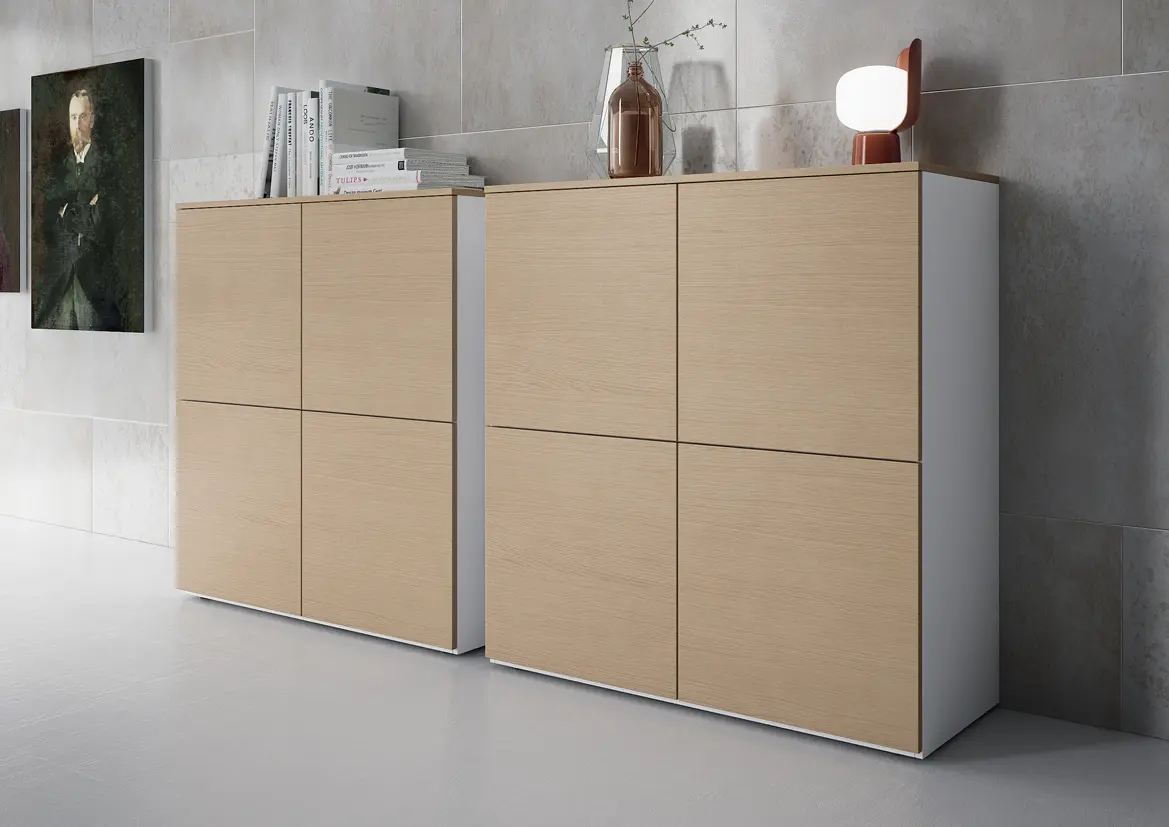 DEKKO Interiors | Αισθητική & Εργονομία στα Έπιπλα Γραφείου Asset – γραφείο με μεταλλική κατασκευή Η χαρακτηριστική σχεδίαση του γραφείου Asset Executive Office με μεταλλική κατασκευή ενισχύει την απλότητα των τετράγωνων σχημάτων και των ευθειών γραμμών. Ένα γραφείο που παραμένει τονισμένο με την πάροδο του χρόνου χάρη στα αυστηρά σχήματα και τον δυνατό σχεδιασμό του. Η σημαντική επιφάνεια εργασίας μελαμίνης, με πάχος 38 mm, στηρίζεται από τετράγωνα ατσάλινα πόδια, L. 80 mm, που υπογραμμίζουν τη στιβαρότητα και τη στιβαρότητα της κατασκευής. Τα πόδια ενώνονται, δύο προς δύο, με μια ορθογώνια εγκάρσια ράβδο (Π. 80 mm Υ. 30 mm) και είναι εξοπλισμένα με ένα ατσάλινο ένθετο εφοδιασμένο με πόδι ισοπέδωσης. Δύο δοκοί κάτω από το δάπεδο, συγκολλημένες στις εγκάρσιες δοκούς του σκέλους, ολοκληρώνουν τη δομή, σταθεροποιώντας την επιφάνεια εργασίας. Ιδιαίτερη προσοχή έχει δοθεί στις λεπτομέρειες: ένα μεταλλικό περίβλημα σε σχήμα χάλυβα (πάχους 1,2 mm), έχει σχεδιαστεί για να κρύβει την εγκάρσια δοκό του ποδιού, ενώ ένα πλαίσιο αλουμινίου ακολουθεί το προφίλ τόσο της δομής όσο και της κορυφής, δίνοντας κομψότητα στο σύνολο. τραπέζι.