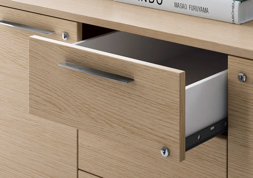 DEKKO Interiors | Αισθητική & Εργονομία στα Έπιπλα Γραφείου Asset – γραφείο με μεταλλική κατασκευή Η χαρακτηριστική σχεδίαση του γραφείου Asset Executive Office με μεταλλική κατασκευή ενισχύει την απλότητα των τετράγωνων σχημάτων και των ευθειών γραμμών. Ένα γραφείο που παραμένει τονισμένο με την πάροδο του χρόνου χάρη στα αυστηρά σχήματα και τον δυνατό σχεδιασμό του. Η σημαντική επιφάνεια εργασίας μελαμίνης, με πάχος 38 mm, στηρίζεται από τετράγωνα ατσάλινα πόδια, L. 80 mm, που υπογραμμίζουν τη στιβαρότητα και τη στιβαρότητα της κατασκευής. Τα πόδια ενώνονται, δύο προς δύο, με μια ορθογώνια εγκάρσια ράβδο (Π. 80 mm Υ. 30 mm) και είναι εξοπλισμένα με ένα ατσάλινο ένθετο εφοδιασμένο με πόδι ισοπέδωσης. Δύο δοκοί κάτω από το δάπεδο, συγκολλημένες στις εγκάρσιες δοκούς του σκέλους, ολοκληρώνουν τη δομή, σταθεροποιώντας την επιφάνεια εργασίας. Ιδιαίτερη προσοχή έχει δοθεί στις λεπτομέρειες: ένα μεταλλικό περίβλημα σε σχήμα χάλυβα (πάχους 1,2 mm), έχει σχεδιαστεί για να κρύβει την εγκάρσια δοκό του ποδιού, ενώ ένα πλαίσιο αλουμινίου ακολουθεί το προφίλ τόσο της δομής όσο και της κορυφής, δίνοντας κομψότητα στο σύνολο. τραπέζι.