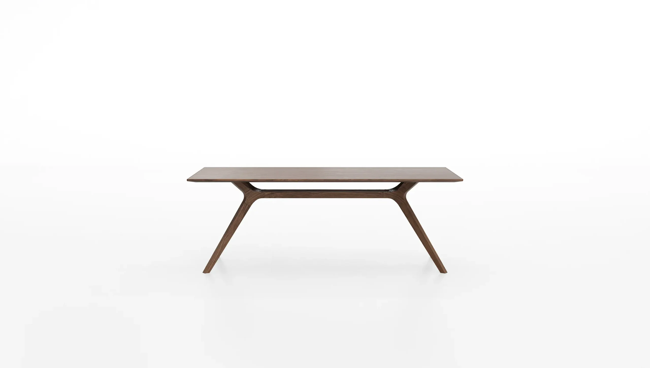 DEKKO Interiors | Αισθητική & Εργονομία στα Έπιπλα Γραφείου Η κατασκευή του γραφείου αποπνέει μια ευάερη και δυναμική αίσθηση, χάρη στην ξύλινη δομή του, η οποία είναι εμπνευσμένη από το στυλ "Mollinian". Αυτή η μοναδική κατασκευή στηρίζει είτε μια γυάλινη είτε μια ξύλινη επιφάνεια σε μια εντυπωσιακή ισορροπία αντίθετων δυνάμεων, δημιουργώντας ένα εντυπωσιακό οπτικό αποτέλεσμα. Το πολύτιμο ξύλο καρυδιάς παίζει κεντρικό ρόλο στον σχεδιασμό του γραφείου. Η επιφάνεια εργασίας, κατασκευασμένη από φυσικό καρυδιά ξύλο, είναι το αποκορύφωμα της υλικότητας και της χειροτεχνίας, με ένα συμπαγές προφίλ και στρογγυλεμένες άκρες που αναδεικνύουν τη φυσική ομορφιά του υλικού. Η γοητεία του κρυστάλλου συναντά την ισχυρή και στιβαρή αίσθηση του μαόνι kotibé στη δομή του γραφείου. Προτείνεται σε δύο εκδόσεις: λευκή και ανθρακί λάκα, προσφέροντας έτσι ευελιξία στον σχεδιασμό του εσωτερικού χώρου. Οι κρυστάλλινες επιφάνειες είναι διαθέσιμες σε τρεις εκδόσεις: εξαιρετικά διαφανές γυαλί, λευκό λακαρισμένο γυαλί, και καπνιστό γυαλί, όλα πάχους 15 mm, προσδίδοντας μία επιπλέον διάσταση πολυτέλειας.