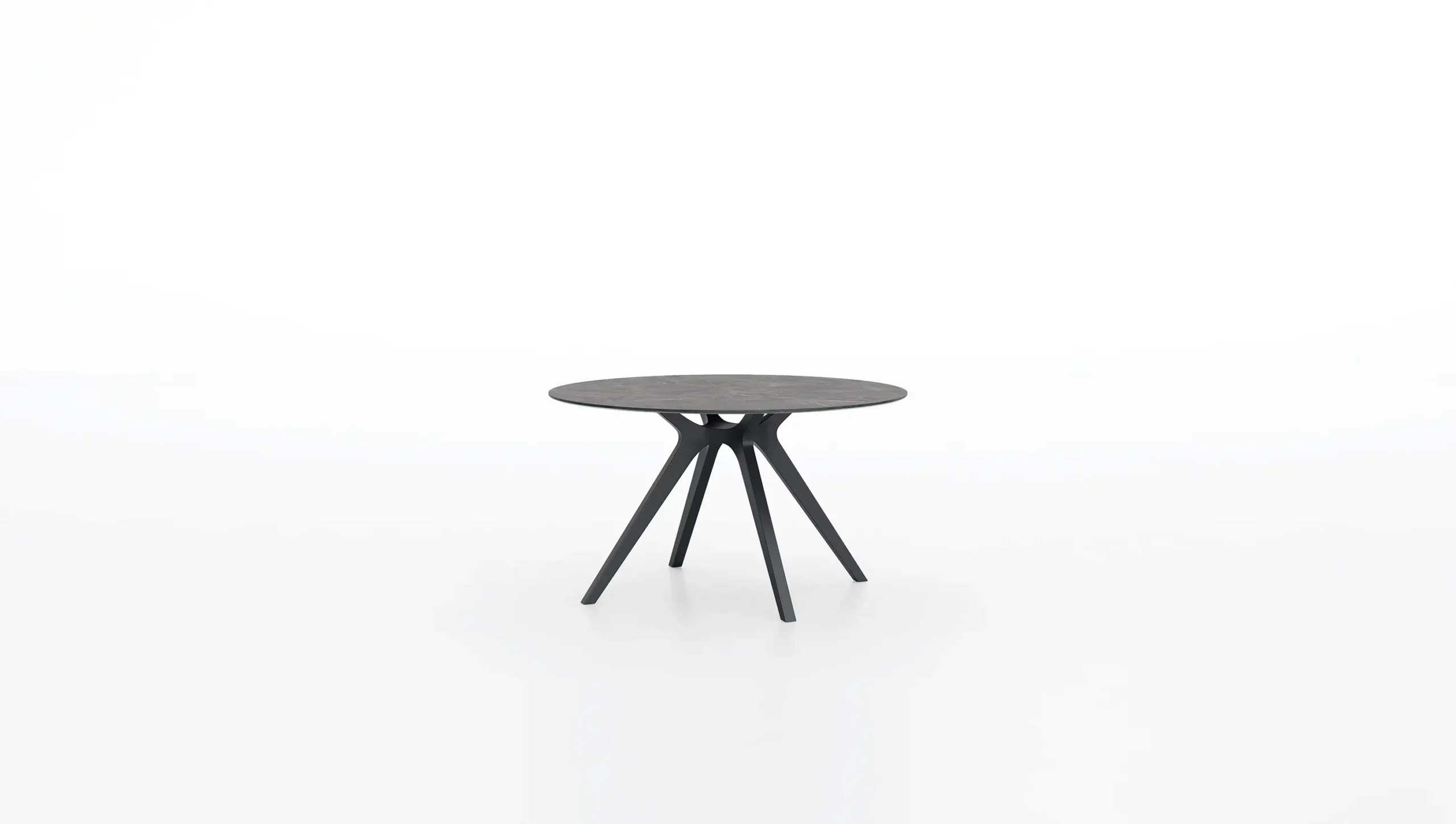 DEKKO Interiors | Αισθητική & Εργονομία στα Έπιπλα Γραφείου Η κατασκευή του γραφείου αποπνέει μια ευάερη και δυναμική αίσθηση, χάρη στην ξύλινη δομή του, η οποία είναι εμπνευσμένη από το στυλ "Mollinian". Αυτή η μοναδική κατασκευή στηρίζει είτε μια γυάλινη είτε μια ξύλινη επιφάνεια σε μια εντυπωσιακή ισορροπία αντίθετων δυνάμεων, δημιουργώντας ένα εντυπωσιακό οπτικό αποτέλεσμα. Το πολύτιμο ξύλο καρυδιάς παίζει κεντρικό ρόλο στον σχεδιασμό του γραφείου. Η επιφάνεια εργασίας, κατασκευασμένη από φυσικό καρυδιά ξύλο, είναι το αποκορύφωμα της υλικότητας και της χειροτεχνίας, με ένα συμπαγές προφίλ και στρογγυλεμένες άκρες που αναδεικνύουν τη φυσική ομορφιά του υλικού. Η γοητεία του κρυστάλλου συναντά την ισχυρή και στιβαρή αίσθηση του μαόνι kotibé στη δομή του γραφείου. Προτείνεται σε δύο εκδόσεις: λευκή και ανθρακί λάκα, προσφέροντας έτσι ευελιξία στον σχεδιασμό του εσωτερικού χώρου. Οι κρυστάλλινες επιφάνειες είναι διαθέσιμες σε τρεις εκδόσεις: εξαιρετικά διαφανές γυαλί, λευκό λακαρισμένο γυαλί, και καπνιστό γυαλί, όλα πάχους 15 mm, προσδίδοντας μία επιπλέον διάσταση πολυτέλειας.