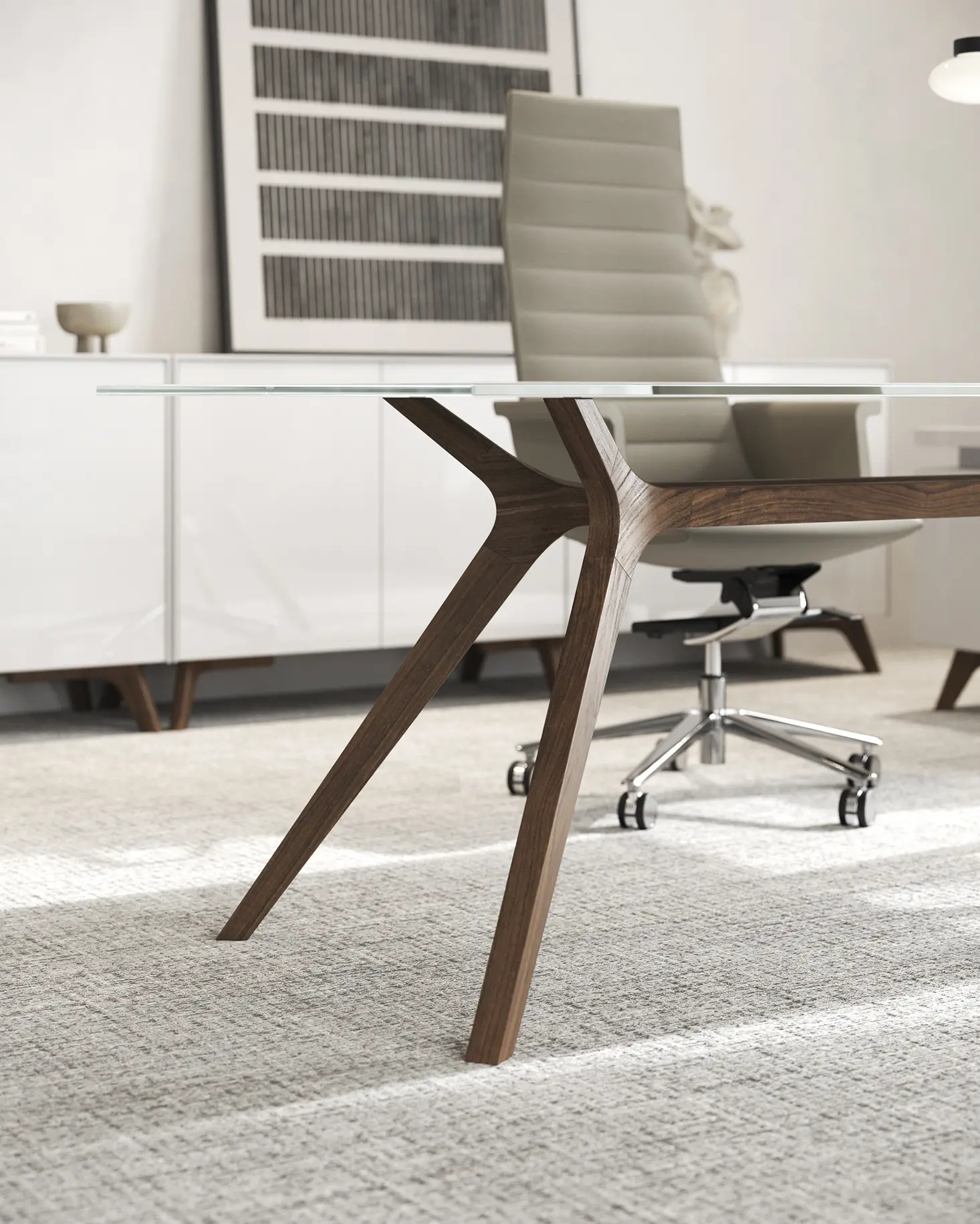 DEKKO Interiors | Αισθητική & Εργονομία στα Έπιπλα Γραφείου Η κατασκευή του γραφείου αποπνέει μια ευάερη και δυναμική αίσθηση, χάρη στην ξύλινη δομή του, η οποία είναι εμπνευσμένη από το στυλ "Mollinian". Αυτή η μοναδική κατασκευή στηρίζει είτε μια γυάλινη είτε μια ξύλινη επιφάνεια σε μια εντυπωσιακή ισορροπία αντίθετων δυνάμεων, δημιουργώντας ένα εντυπωσιακό οπτικό αποτέλεσμα. Το πολύτιμο ξύλο καρυδιάς παίζει κεντρικό ρόλο στον σχεδιασμό του γραφείου. Η επιφάνεια εργασίας, κατασκευασμένη από φυσικό καρυδιά ξύλο, είναι το αποκορύφωμα της υλικότητας και της χειροτεχνίας, με ένα συμπαγές προφίλ και στρογγυλεμένες άκρες που αναδεικνύουν τη φυσική ομορφιά του υλικού. Η γοητεία του κρυστάλλου συναντά την ισχυρή και στιβαρή αίσθηση του μαόνι kotibé στη δομή του γραφείου. Προτείνεται σε δύο εκδόσεις: λευκή και ανθρακί λάκα, προσφέροντας έτσι ευελιξία στον σχεδιασμό του εσωτερικού χώρου. Οι κρυστάλλινες επιφάνειες είναι διαθέσιμες σε τρεις εκδόσεις: εξαιρετικά διαφανές γυαλί, λευκό λακαρισμένο γυαλί, και καπνιστό γυαλί, όλα πάχους 15 mm, προσδίδοντας μία επιπλέον διάσταση πολυτέλειας.