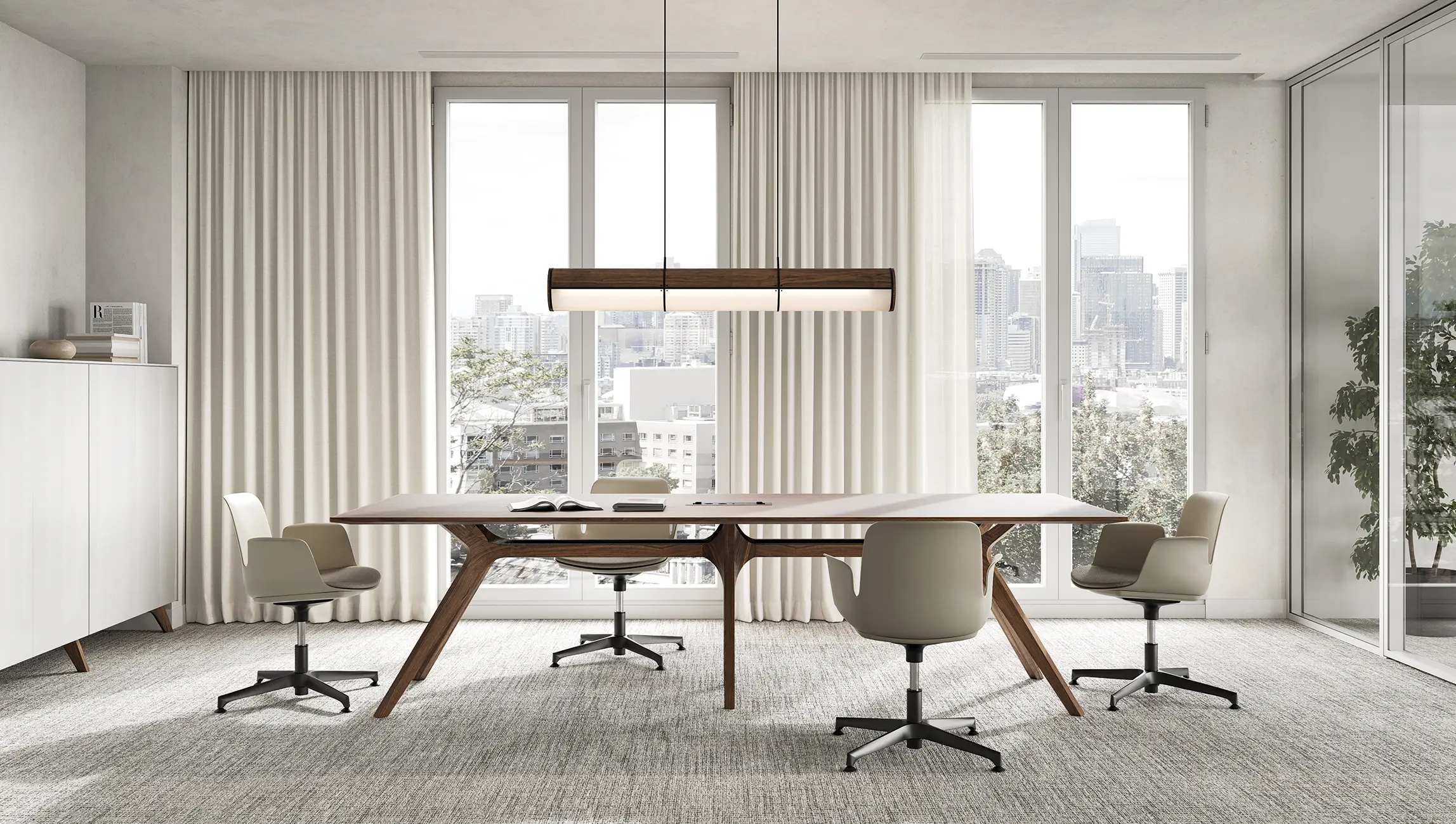 DEKKO Interiors | Αισθητική & Εργονομία στα Έπιπλα Γραφείου Η κατασκευή του γραφείου αποπνέει μια ευάερη και δυναμική αίσθηση, χάρη στην ξύλινη δομή του, η οποία είναι εμπνευσμένη από το στυλ "Mollinian". Αυτή η μοναδική κατασκευή στηρίζει είτε μια γυάλινη είτε μια ξύλινη επιφάνεια σε μια εντυπωσιακή ισορροπία αντίθετων δυνάμεων, δημιουργώντας ένα εντυπωσιακό οπτικό αποτέλεσμα. Το πολύτιμο ξύλο καρυδιάς παίζει κεντρικό ρόλο στον σχεδιασμό του γραφείου. Η επιφάνεια εργασίας, κατασκευασμένη από φυσικό καρυδιά ξύλο, είναι το αποκορύφωμα της υλικότητας και της χειροτεχνίας, με ένα συμπαγές προφίλ και στρογγυλεμένες άκρες που αναδεικνύουν τη φυσική ομορφιά του υλικού. Η γοητεία του κρυστάλλου συναντά την ισχυρή και στιβαρή αίσθηση του μαόνι kotibé στη δομή του γραφείου. Προτείνεται σε δύο εκδόσεις: λευκή και ανθρακί λάκα, προσφέροντας έτσι ευελιξία στον σχεδιασμό του εσωτερικού χώρου. Οι κρυστάλλινες επιφάνειες είναι διαθέσιμες σε τρεις εκδόσεις: εξαιρετικά διαφανές γυαλί, λευκό λακαρισμένο γυαλί, και καπνιστό γυαλί, όλα πάχους 15 mm, προσδίδοντας μία επιπλέον διάσταση πολυτέλειας.