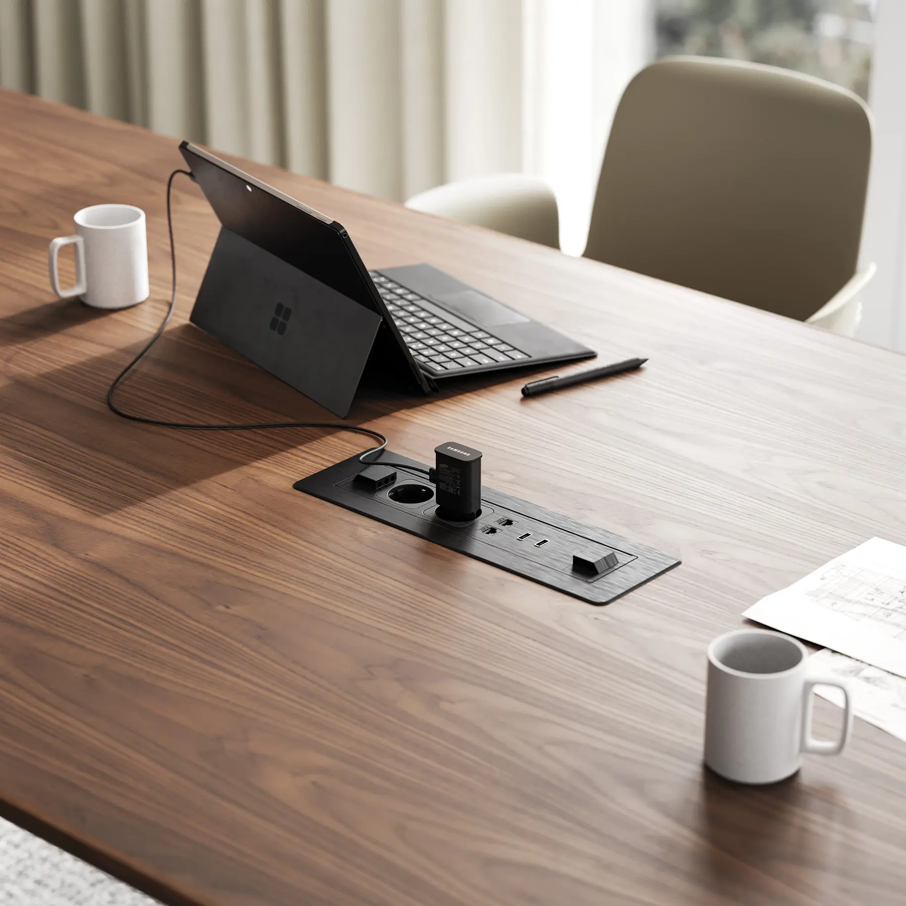 DEKKO Interiors | Αισθητική & Εργονομία στα Έπιπλα Γραφείου Η κατασκευή του γραφείου αποπνέει μια ευάερη και δυναμική αίσθηση, χάρη στην ξύλινη δομή του, η οποία είναι εμπνευσμένη από το στυλ "Mollinian". Αυτή η μοναδική κατασκευή στηρίζει είτε μια γυάλινη είτε μια ξύλινη επιφάνεια σε μια εντυπωσιακή ισορροπία αντίθετων δυνάμεων, δημιουργώντας ένα εντυπωσιακό οπτικό αποτέλεσμα. Το πολύτιμο ξύλο καρυδιάς παίζει κεντρικό ρόλο στον σχεδιασμό του γραφείου. Η επιφάνεια εργασίας, κατασκευασμένη από φυσικό καρυδιά ξύλο, είναι το αποκορύφωμα της υλικότητας και της χειροτεχνίας, με ένα συμπαγές προφίλ και στρογγυλεμένες άκρες που αναδεικνύουν τη φυσική ομορφιά του υλικού. Η γοητεία του κρυστάλλου συναντά την ισχυρή και στιβαρή αίσθηση του μαόνι kotibé στη δομή του γραφείου. Προτείνεται σε δύο εκδόσεις: λευκή και ανθρακί λάκα, προσφέροντας έτσι ευελιξία στον σχεδιασμό του εσωτερικού χώρου. Οι κρυστάλλινες επιφάνειες είναι διαθέσιμες σε τρεις εκδόσεις: εξαιρετικά διαφανές γυαλί, λευκό λακαρισμένο γυαλί, και καπνιστό γυαλί, όλα πάχους 15 mm, προσδίδοντας μία επιπλέον διάσταση πολυτέλειας.