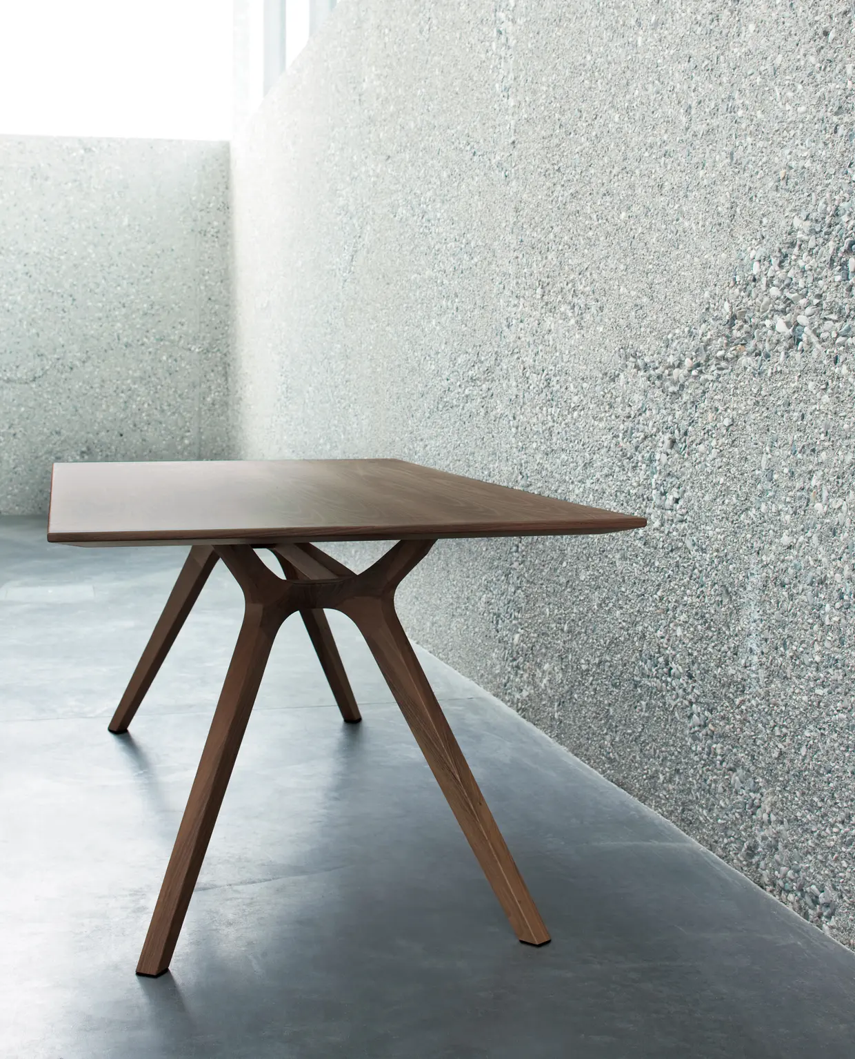 DEKKO Interiors | Αισθητική & Εργονομία στα Έπιπλα Γραφείου Η κατασκευή του γραφείου αποπνέει μια ευάερη και δυναμική αίσθηση, χάρη στην ξύλινη δομή του, η οποία είναι εμπνευσμένη από το στυλ "Mollinian". Αυτή η μοναδική κατασκευή στηρίζει είτε μια γυάλινη είτε μια ξύλινη επιφάνεια σε μια εντυπωσιακή ισορροπία αντίθετων δυνάμεων, δημιουργώντας ένα εντυπωσιακό οπτικό αποτέλεσμα. Το πολύτιμο ξύλο καρυδιάς παίζει κεντρικό ρόλο στον σχεδιασμό του γραφείου. Η επιφάνεια εργασίας, κατασκευασμένη από φυσικό καρυδιά ξύλο, είναι το αποκορύφωμα της υλικότητας και της χειροτεχνίας, με ένα συμπαγές προφίλ και στρογγυλεμένες άκρες που αναδεικνύουν τη φυσική ομορφιά του υλικού. Η γοητεία του κρυστάλλου συναντά την ισχυρή και στιβαρή αίσθηση του μαόνι kotibé στη δομή του γραφείου. Προτείνεται σε δύο εκδόσεις: λευκή και ανθρακί λάκα, προσφέροντας έτσι ευελιξία στον σχεδιασμό του εσωτερικού χώρου. Οι κρυστάλλινες επιφάνειες είναι διαθέσιμες σε τρεις εκδόσεις: εξαιρετικά διαφανές γυαλί, λευκό λακαρισμένο γυαλί, και καπνιστό γυαλί, όλα πάχους 15 mm, προσδίδοντας μία επιπλέον διάσταση πολυτέλειας.