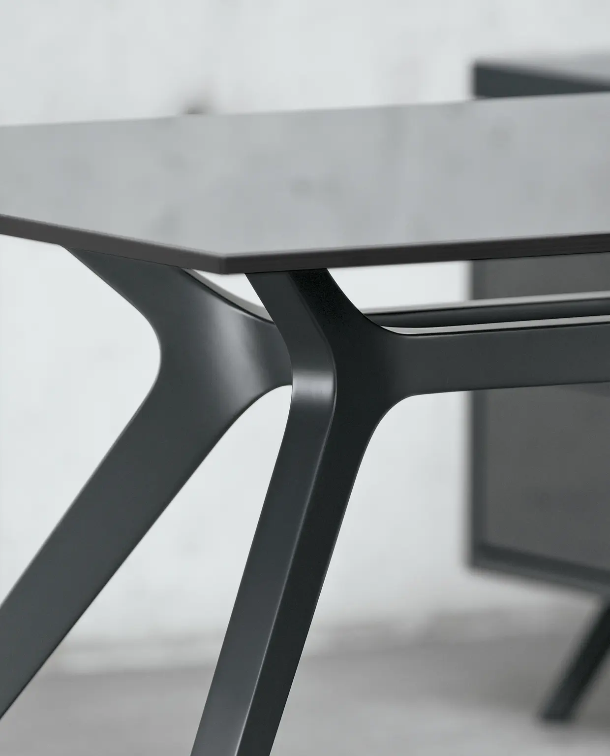 DEKKO Interiors | Αισθητική & Εργονομία στα Έπιπλα Γραφείου Η κατασκευή του γραφείου αποπνέει μια ευάερη και δυναμική αίσθηση, χάρη στην ξύλινη δομή του, η οποία είναι εμπνευσμένη από το στυλ "Mollinian". Αυτή η μοναδική κατασκευή στηρίζει είτε μια γυάλινη είτε μια ξύλινη επιφάνεια σε μια εντυπωσιακή ισορροπία αντίθετων δυνάμεων, δημιουργώντας ένα εντυπωσιακό οπτικό αποτέλεσμα. Το πολύτιμο ξύλο καρυδιάς παίζει κεντρικό ρόλο στον σχεδιασμό του γραφείου. Η επιφάνεια εργασίας, κατασκευασμένη από φυσικό καρυδιά ξύλο, είναι το αποκορύφωμα της υλικότητας και της χειροτεχνίας, με ένα συμπαγές προφίλ και στρογγυλεμένες άκρες που αναδεικνύουν τη φυσική ομορφιά του υλικού. Η γοητεία του κρυστάλλου συναντά την ισχυρή και στιβαρή αίσθηση του μαόνι kotibé στη δομή του γραφείου. Προτείνεται σε δύο εκδόσεις: λευκή και ανθρακί λάκα, προσφέροντας έτσι ευελιξία στον σχεδιασμό του εσωτερικού χώρου. Οι κρυστάλλινες επιφάνειες είναι διαθέσιμες σε τρεις εκδόσεις: εξαιρετικά διαφανές γυαλί, λευκό λακαρισμένο γυαλί, και καπνιστό γυαλί, όλα πάχους 15 mm, προσδίδοντας μία επιπλέον διάσταση πολυτέλειας.