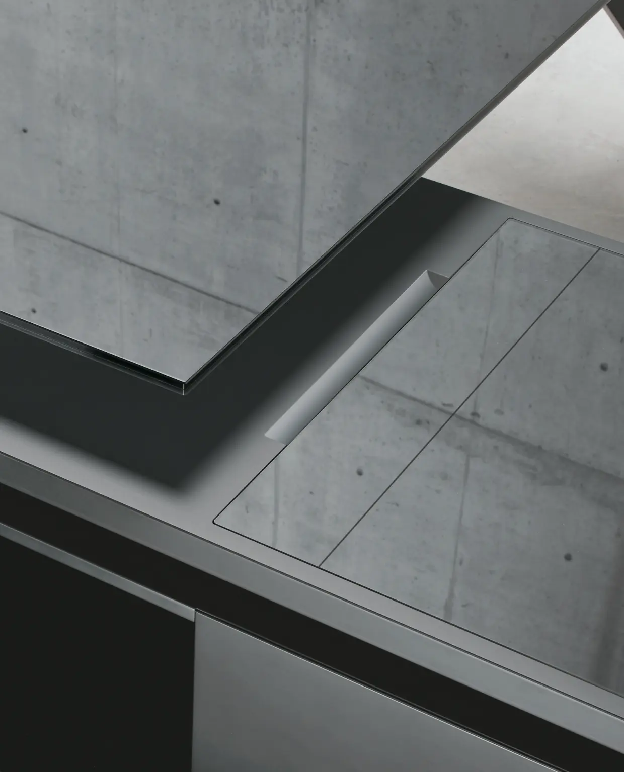 DEKKO Interiors | Αισθητική & Εργονομία στα Έπιπλα Γραφείου Η κατασκευή του γραφείου αποπνέει μια ευάερη και δυναμική αίσθηση, χάρη στην ξύλινη δομή του, η οποία είναι εμπνευσμένη από το στυλ "Mollinian". Αυτή η μοναδική κατασκευή στηρίζει είτε μια γυάλινη είτε μια ξύλινη επιφάνεια σε μια εντυπωσιακή ισορροπία αντίθετων δυνάμεων, δημιουργώντας ένα εντυπωσιακό οπτικό αποτέλεσμα. Το πολύτιμο ξύλο καρυδιάς παίζει κεντρικό ρόλο στον σχεδιασμό του γραφείου. Η επιφάνεια εργασίας, κατασκευασμένη από φυσικό καρυδιά ξύλο, είναι το αποκορύφωμα της υλικότητας και της χειροτεχνίας, με ένα συμπαγές προφίλ και στρογγυλεμένες άκρες που αναδεικνύουν τη φυσική ομορφιά του υλικού. Η γοητεία του κρυστάλλου συναντά την ισχυρή και στιβαρή αίσθηση του μαόνι kotibé στη δομή του γραφείου. Προτείνεται σε δύο εκδόσεις: λευκή και ανθρακί λάκα, προσφέροντας έτσι ευελιξία στον σχεδιασμό του εσωτερικού χώρου. Οι κρυστάλλινες επιφάνειες είναι διαθέσιμες σε τρεις εκδόσεις: εξαιρετικά διαφανές γυαλί, λευκό λακαρισμένο γυαλί, και καπνιστό γυαλί, όλα πάχους 15 mm, προσδίδοντας μία επιπλέον διάσταση πολυτέλειας.