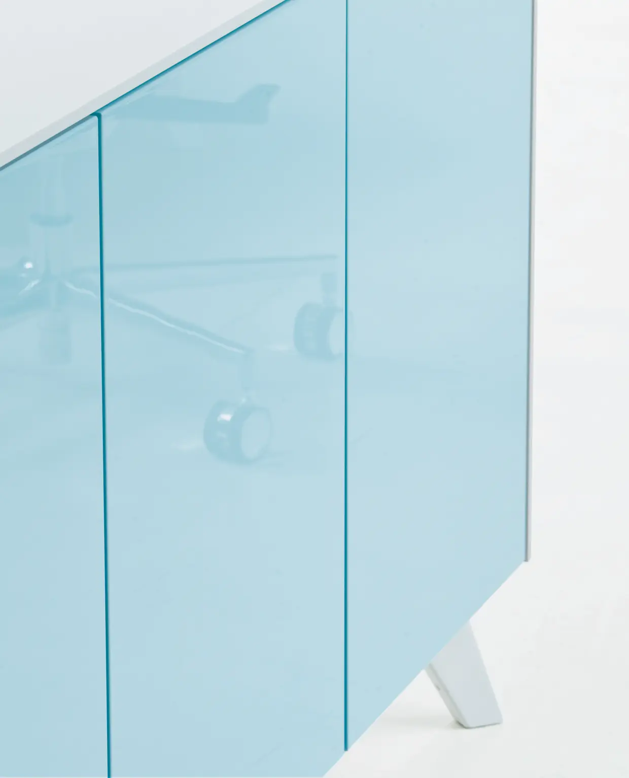 DEKKO Interiors | Αισθητική & Εργονομία στα Έπιπλα Γραφείου Η κατασκευή του γραφείου αποπνέει μια ευάερη και δυναμική αίσθηση, χάρη στην ξύλινη δομή του, η οποία είναι εμπνευσμένη από το στυλ "Mollinian". Αυτή η μοναδική κατασκευή στηρίζει είτε μια γυάλινη είτε μια ξύλινη επιφάνεια σε μια εντυπωσιακή ισορροπία αντίθετων δυνάμεων, δημιουργώντας ένα εντυπωσιακό οπτικό αποτέλεσμα. Το πολύτιμο ξύλο καρυδιάς παίζει κεντρικό ρόλο στον σχεδιασμό του γραφείου. Η επιφάνεια εργασίας, κατασκευασμένη από φυσικό καρυδιά ξύλο, είναι το αποκορύφωμα της υλικότητας και της χειροτεχνίας, με ένα συμπαγές προφίλ και στρογγυλεμένες άκρες που αναδεικνύουν τη φυσική ομορφιά του υλικού. Η γοητεία του κρυστάλλου συναντά την ισχυρή και στιβαρή αίσθηση του μαόνι kotibé στη δομή του γραφείου. Προτείνεται σε δύο εκδόσεις: λευκή και ανθρακί λάκα, προσφέροντας έτσι ευελιξία στον σχεδιασμό του εσωτερικού χώρου. Οι κρυστάλλινες επιφάνειες είναι διαθέσιμες σε τρεις εκδόσεις: εξαιρετικά διαφανές γυαλί, λευκό λακαρισμένο γυαλί, και καπνιστό γυαλί, όλα πάχους 15 mm, προσδίδοντας μία επιπλέον διάσταση πολυτέλειας.