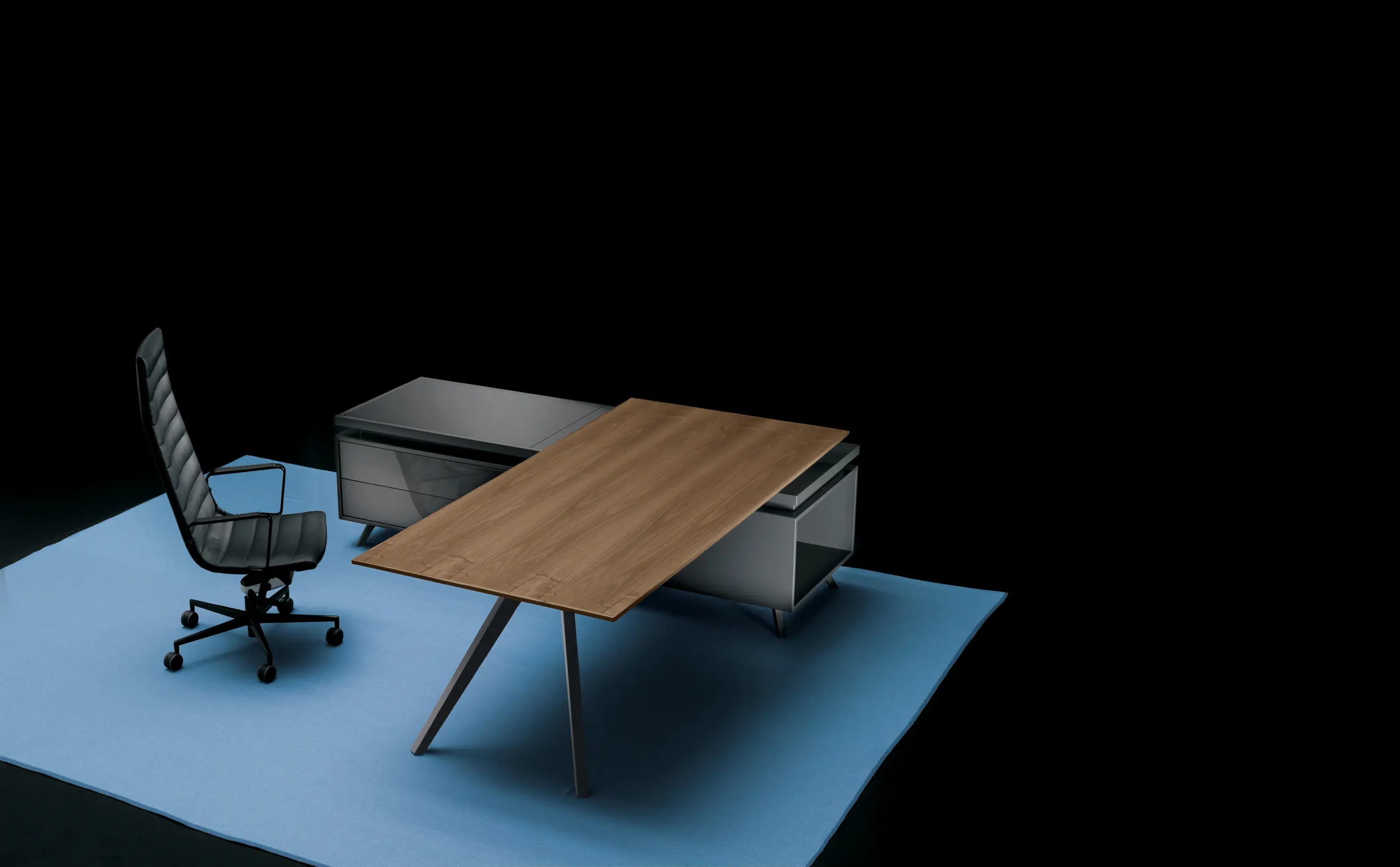 DEKKO Interiors | Αισθητική & Εργονομία στα Έπιπλα Γραφείου Η κατασκευή του γραφείου αποπνέει μια ευάερη και δυναμική αίσθηση, χάρη στην ξύλινη δομή του, η οποία είναι εμπνευσμένη από το στυλ "Mollinian". Αυτή η μοναδική κατασκευή στηρίζει είτε μια γυάλινη είτε μια ξύλινη επιφάνεια σε μια εντυπωσιακή ισορροπία αντίθετων δυνάμεων, δημιουργώντας ένα εντυπωσιακό οπτικό αποτέλεσμα. Το πολύτιμο ξύλο καρυδιάς παίζει κεντρικό ρόλο στον σχεδιασμό του γραφείου. Η επιφάνεια εργασίας, κατασκευασμένη από φυσικό καρυδιά ξύλο, είναι το αποκορύφωμα της υλικότητας και της χειροτεχνίας, με ένα συμπαγές προφίλ και στρογγυλεμένες άκρες που αναδεικνύουν τη φυσική ομορφιά του υλικού. Η γοητεία του κρυστάλλου συναντά την ισχυρή και στιβαρή αίσθηση του μαόνι kotibé στη δομή του γραφείου. Προτείνεται σε δύο εκδόσεις: λευκή και ανθρακί λάκα, προσφέροντας έτσι ευελιξία στον σχεδιασμό του εσωτερικού χώρου. Οι κρυστάλλινες επιφάνειες είναι διαθέσιμες σε τρεις εκδόσεις: εξαιρετικά διαφανές γυαλί, λευκό λακαρισμένο γυαλί, και καπνιστό γυαλί, όλα πάχους 15 mm, προσδίδοντας μία επιπλέον διάσταση πολυτέλειας.