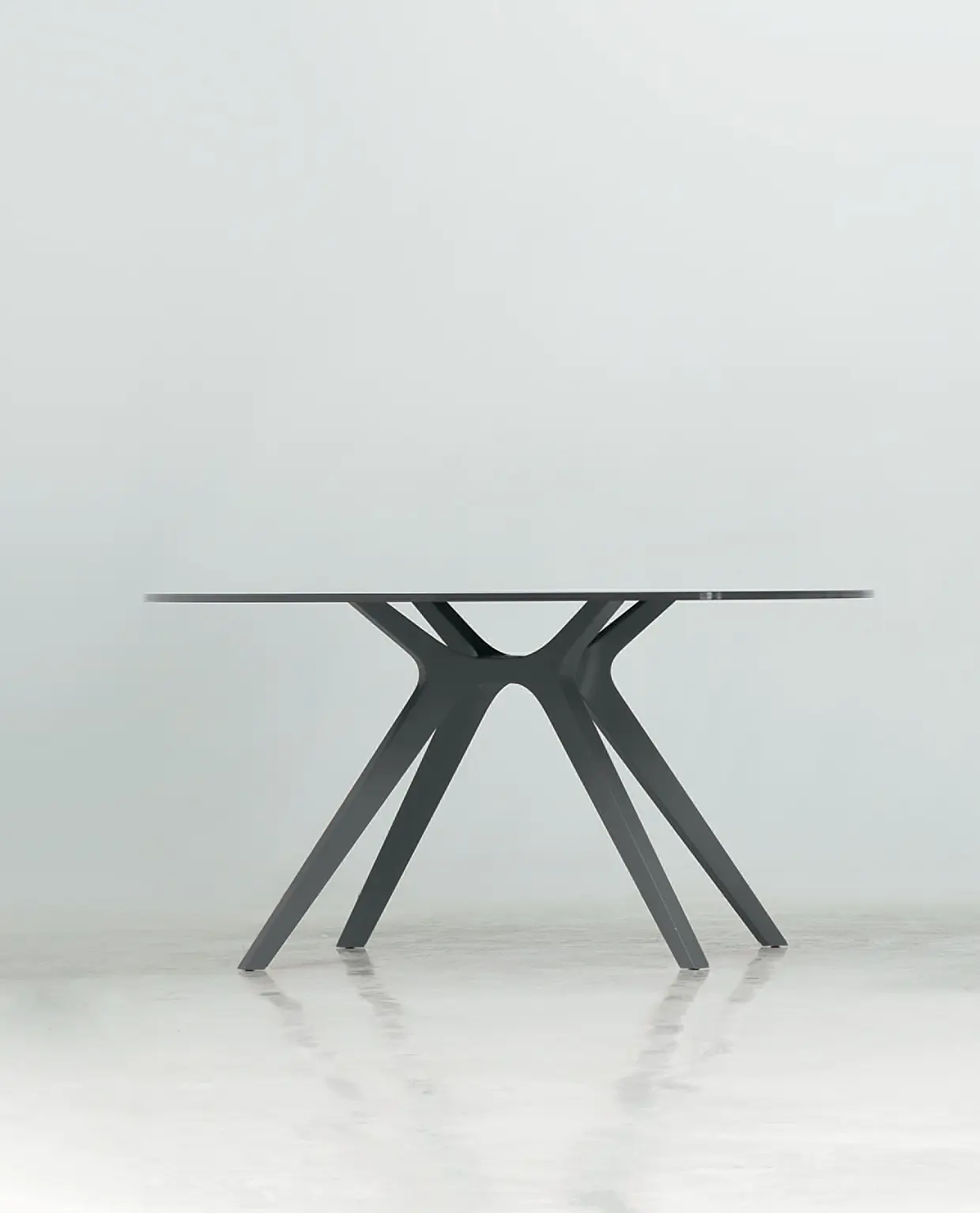 DEKKO Interiors | Αισθητική & Εργονομία στα Έπιπλα Γραφείου Η κατασκευή του γραφείου αποπνέει μια ευάερη και δυναμική αίσθηση, χάρη στην ξύλινη δομή του, η οποία είναι εμπνευσμένη από το στυλ "Mollinian". Αυτή η μοναδική κατασκευή στηρίζει είτε μια γυάλινη είτε μια ξύλινη επιφάνεια σε μια εντυπωσιακή ισορροπία αντίθετων δυνάμεων, δημιουργώντας ένα εντυπωσιακό οπτικό αποτέλεσμα. Το πολύτιμο ξύλο καρυδιάς παίζει κεντρικό ρόλο στον σχεδιασμό του γραφείου. Η επιφάνεια εργασίας, κατασκευασμένη από φυσικό καρυδιά ξύλο, είναι το αποκορύφωμα της υλικότητας και της χειροτεχνίας, με ένα συμπαγές προφίλ και στρογγυλεμένες άκρες που αναδεικνύουν τη φυσική ομορφιά του υλικού. Η γοητεία του κρυστάλλου συναντά την ισχυρή και στιβαρή αίσθηση του μαόνι kotibé στη δομή του γραφείου. Προτείνεται σε δύο εκδόσεις: λευκή και ανθρακί λάκα, προσφέροντας έτσι ευελιξία στον σχεδιασμό του εσωτερικού χώρου. Οι κρυστάλλινες επιφάνειες είναι διαθέσιμες σε τρεις εκδόσεις: εξαιρετικά διαφανές γυαλί, λευκό λακαρισμένο γυαλί, και καπνιστό γυαλί, όλα πάχους 15 mm, προσδίδοντας μία επιπλέον διάσταση πολυτέλειας.