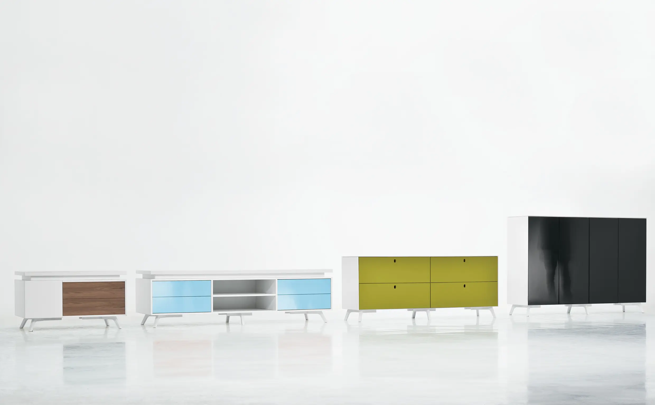 DEKKO Interiors | Αισθητική & Εργονομία στα Έπιπλα Γραφείου Η κατασκευή του γραφείου αποπνέει μια ευάερη και δυναμική αίσθηση, χάρη στην ξύλινη δομή του, η οποία είναι εμπνευσμένη από το στυλ "Mollinian". Αυτή η μοναδική κατασκευή στηρίζει είτε μια γυάλινη είτε μια ξύλινη επιφάνεια σε μια εντυπωσιακή ισορροπία αντίθετων δυνάμεων, δημιουργώντας ένα εντυπωσιακό οπτικό αποτέλεσμα. Το πολύτιμο ξύλο καρυδιάς παίζει κεντρικό ρόλο στον σχεδιασμό του γραφείου. Η επιφάνεια εργασίας, κατασκευασμένη από φυσικό καρυδιά ξύλο, είναι το αποκορύφωμα της υλικότητας και της χειροτεχνίας, με ένα συμπαγές προφίλ και στρογγυλεμένες άκρες που αναδεικνύουν τη φυσική ομορφιά του υλικού. Η γοητεία του κρυστάλλου συναντά την ισχυρή και στιβαρή αίσθηση του μαόνι kotibé στη δομή του γραφείου. Προτείνεται σε δύο εκδόσεις: λευκή και ανθρακί λάκα, προσφέροντας έτσι ευελιξία στον σχεδιασμό του εσωτερικού χώρου. Οι κρυστάλλινες επιφάνειες είναι διαθέσιμες σε τρεις εκδόσεις: εξαιρετικά διαφανές γυαλί, λευκό λακαρισμένο γυαλί, και καπνιστό γυαλί, όλα πάχους 15 mm, προσδίδοντας μία επιπλέον διάσταση πολυτέλειας.