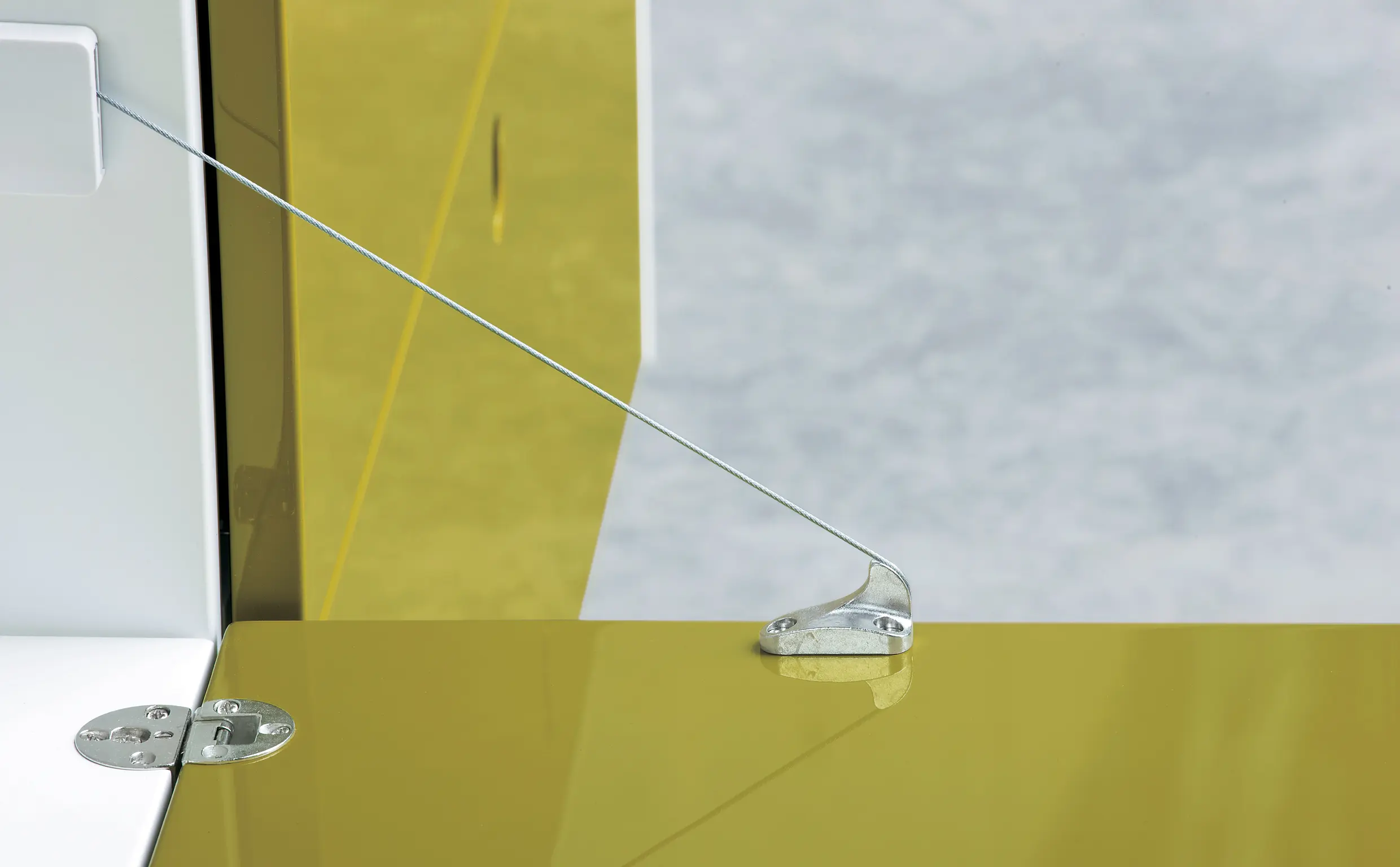 DEKKO Interiors | Αισθητική & Εργονομία στα Έπιπλα Γραφείου Η κατασκευή του γραφείου αποπνέει μια ευάερη και δυναμική αίσθηση, χάρη στην ξύλινη δομή του, η οποία είναι εμπνευσμένη από το στυλ "Mollinian". Αυτή η μοναδική κατασκευή στηρίζει είτε μια γυάλινη είτε μια ξύλινη επιφάνεια σε μια εντυπωσιακή ισορροπία αντίθετων δυνάμεων, δημιουργώντας ένα εντυπωσιακό οπτικό αποτέλεσμα. Το πολύτιμο ξύλο καρυδιάς παίζει κεντρικό ρόλο στον σχεδιασμό του γραφείου. Η επιφάνεια εργασίας, κατασκευασμένη από φυσικό καρυδιά ξύλο, είναι το αποκορύφωμα της υλικότητας και της χειροτεχνίας, με ένα συμπαγές προφίλ και στρογγυλεμένες άκρες που αναδεικνύουν τη φυσική ομορφιά του υλικού. Η γοητεία του κρυστάλλου συναντά την ισχυρή και στιβαρή αίσθηση του μαόνι kotibé στη δομή του γραφείου. Προτείνεται σε δύο εκδόσεις: λευκή και ανθρακί λάκα, προσφέροντας έτσι ευελιξία στον σχεδιασμό του εσωτερικού χώρου. Οι κρυστάλλινες επιφάνειες είναι διαθέσιμες σε τρεις εκδόσεις: εξαιρετικά διαφανές γυαλί, λευκό λακαρισμένο γυαλί, και καπνιστό γυαλί, όλα πάχους 15 mm, προσδίδοντας μία επιπλέον διάσταση πολυτέλειας.