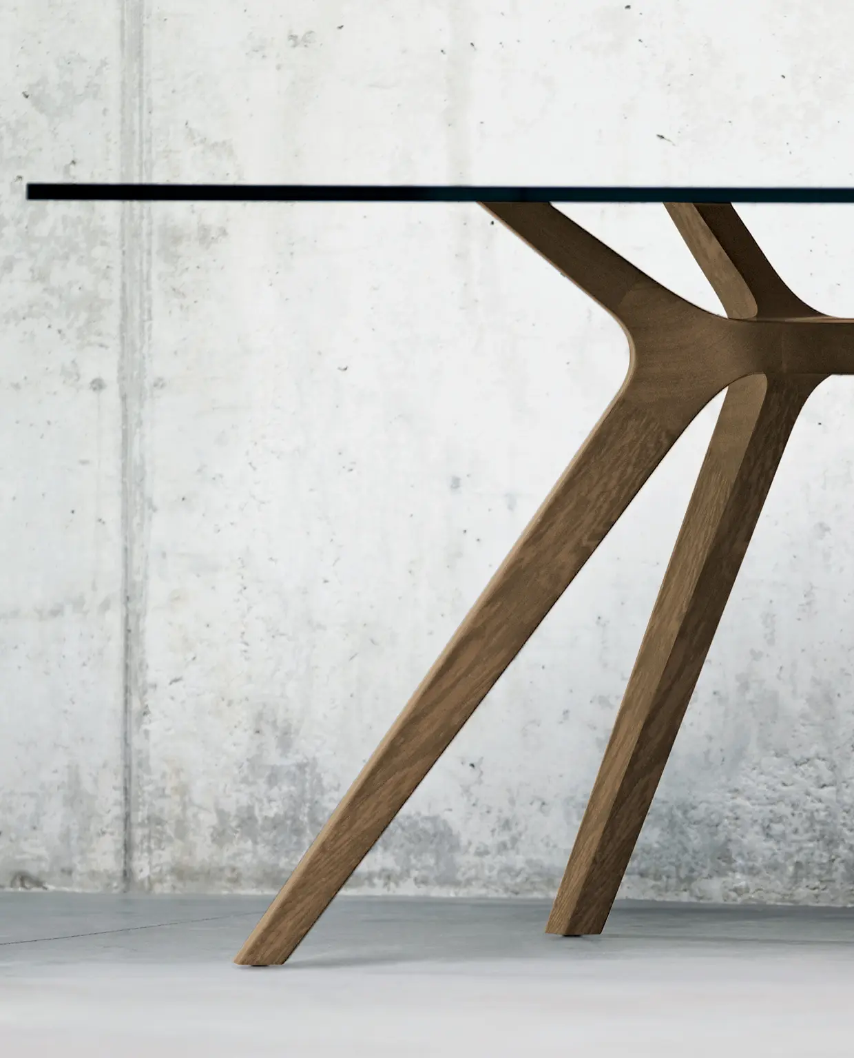 DEKKO Interiors | Αισθητική & Εργονομία στα Έπιπλα Γραφείου Η κατασκευή του γραφείου αποπνέει μια ευάερη και δυναμική αίσθηση, χάρη στην ξύλινη δομή του, η οποία είναι εμπνευσμένη από το στυλ "Mollinian". Αυτή η μοναδική κατασκευή στηρίζει είτε μια γυάλινη είτε μια ξύλινη επιφάνεια σε μια εντυπωσιακή ισορροπία αντίθετων δυνάμεων, δημιουργώντας ένα εντυπωσιακό οπτικό αποτέλεσμα. Το πολύτιμο ξύλο καρυδιάς παίζει κεντρικό ρόλο στον σχεδιασμό του γραφείου. Η επιφάνεια εργασίας, κατασκευασμένη από φυσικό καρυδιά ξύλο, είναι το αποκορύφωμα της υλικότητας και της χειροτεχνίας, με ένα συμπαγές προφίλ και στρογγυλεμένες άκρες που αναδεικνύουν τη φυσική ομορφιά του υλικού. Η γοητεία του κρυστάλλου συναντά την ισχυρή και στιβαρή αίσθηση του μαόνι kotibé στη δομή του γραφείου. Προτείνεται σε δύο εκδόσεις: λευκή και ανθρακί λάκα, προσφέροντας έτσι ευελιξία στον σχεδιασμό του εσωτερικού χώρου. Οι κρυστάλλινες επιφάνειες είναι διαθέσιμες σε τρεις εκδόσεις: εξαιρετικά διαφανές γυαλί, λευκό λακαρισμένο γυαλί, και καπνιστό γυαλί, όλα πάχους 15 mm, προσδίδοντας μία επιπλέον διάσταση πολυτέλειας.