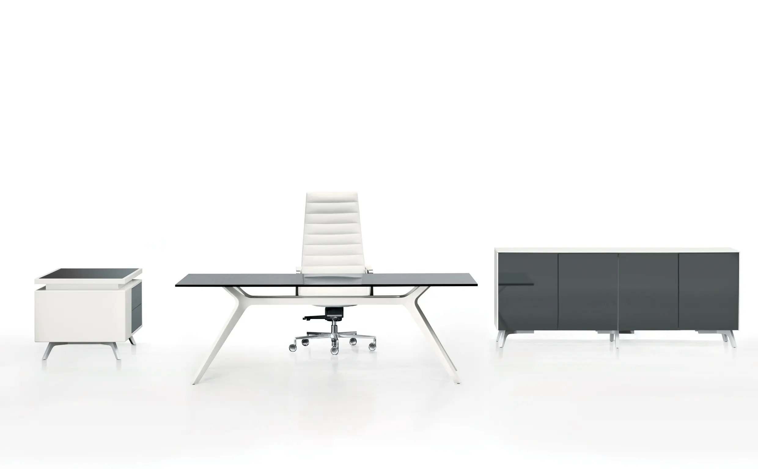 DEKKO Interiors | Αισθητική & Εργονομία στα Έπιπλα Γραφείου Η κατασκευή του γραφείου αποπνέει μια ευάερη και δυναμική αίσθηση, χάρη στην ξύλινη δομή του, η οποία είναι εμπνευσμένη από το στυλ "Mollinian". Αυτή η μοναδική κατασκευή στηρίζει είτε μια γυάλινη είτε μια ξύλινη επιφάνεια σε μια εντυπωσιακή ισορροπία αντίθετων δυνάμεων, δημιουργώντας ένα εντυπωσιακό οπτικό αποτέλεσμα. Το πολύτιμο ξύλο καρυδιάς παίζει κεντρικό ρόλο στον σχεδιασμό του γραφείου. Η επιφάνεια εργασίας, κατασκευασμένη από φυσικό καρυδιά ξύλο, είναι το αποκορύφωμα της υλικότητας και της χειροτεχνίας, με ένα συμπαγές προφίλ και στρογγυλεμένες άκρες που αναδεικνύουν τη φυσική ομορφιά του υλικού. Η γοητεία του κρυστάλλου συναντά την ισχυρή και στιβαρή αίσθηση του μαόνι kotibé στη δομή του γραφείου. Προτείνεται σε δύο εκδόσεις: λευκή και ανθρακί λάκα, προσφέροντας έτσι ευελιξία στον σχεδιασμό του εσωτερικού χώρου. Οι κρυστάλλινες επιφάνειες είναι διαθέσιμες σε τρεις εκδόσεις: εξαιρετικά διαφανές γυαλί, λευκό λακαρισμένο γυαλί, και καπνιστό γυαλί, όλα πάχους 15 mm, προσδίδοντας μία επιπλέον διάσταση πολυτέλειας.