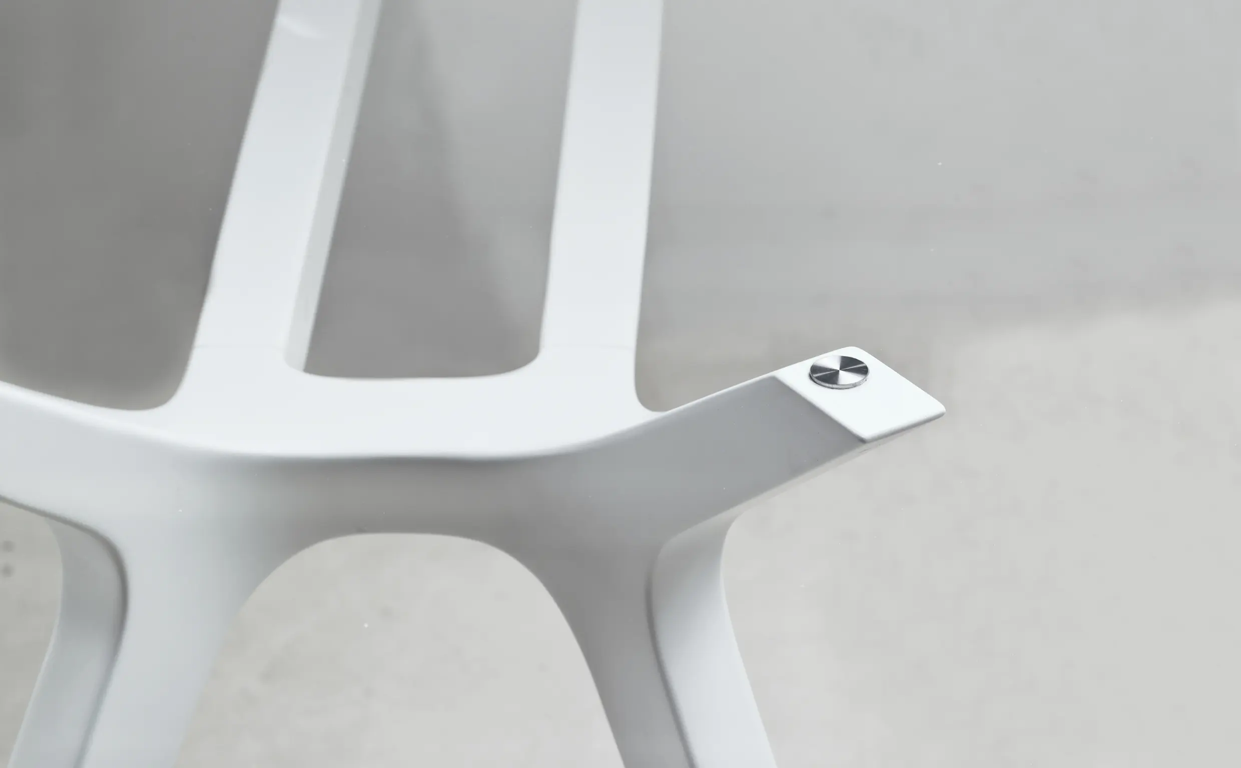 DEKKO Interiors | Αισθητική & Εργονομία στα Έπιπλα Γραφείου Η κατασκευή του γραφείου αποπνέει μια ευάερη και δυναμική αίσθηση, χάρη στην ξύλινη δομή του, η οποία είναι εμπνευσμένη από το στυλ "Mollinian". Αυτή η μοναδική κατασκευή στηρίζει είτε μια γυάλινη είτε μια ξύλινη επιφάνεια σε μια εντυπωσιακή ισορροπία αντίθετων δυνάμεων, δημιουργώντας ένα εντυπωσιακό οπτικό αποτέλεσμα. Το πολύτιμο ξύλο καρυδιάς παίζει κεντρικό ρόλο στον σχεδιασμό του γραφείου. Η επιφάνεια εργασίας, κατασκευασμένη από φυσικό καρυδιά ξύλο, είναι το αποκορύφωμα της υλικότητας και της χειροτεχνίας, με ένα συμπαγές προφίλ και στρογγυλεμένες άκρες που αναδεικνύουν τη φυσική ομορφιά του υλικού. Η γοητεία του κρυστάλλου συναντά την ισχυρή και στιβαρή αίσθηση του μαόνι kotibé στη δομή του γραφείου. Προτείνεται σε δύο εκδόσεις: λευκή και ανθρακί λάκα, προσφέροντας έτσι ευελιξία στον σχεδιασμό του εσωτερικού χώρου. Οι κρυστάλλινες επιφάνειες είναι διαθέσιμες σε τρεις εκδόσεις: εξαιρετικά διαφανές γυαλί, λευκό λακαρισμένο γυαλί, και καπνιστό γυαλί, όλα πάχους 15 mm, προσδίδοντας μία επιπλέον διάσταση πολυτέλειας.