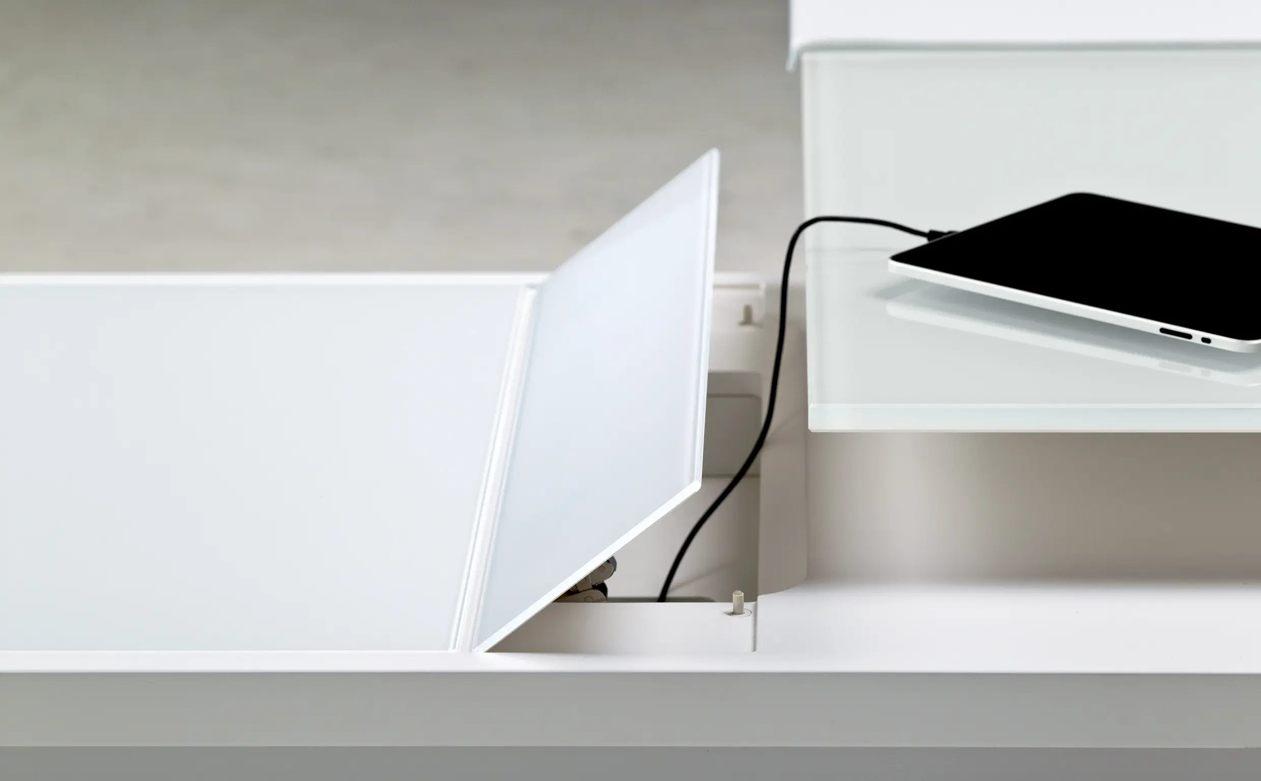 DEKKO Interiors | Αισθητική & Εργονομία στα Έπιπλα Γραφείου Η κατασκευή του γραφείου αποπνέει μια ευάερη και δυναμική αίσθηση, χάρη στην ξύλινη δομή του, η οποία είναι εμπνευσμένη από το στυλ "Mollinian". Αυτή η μοναδική κατασκευή στηρίζει είτε μια γυάλινη είτε μια ξύλινη επιφάνεια σε μια εντυπωσιακή ισορροπία αντίθετων δυνάμεων, δημιουργώντας ένα εντυπωσιακό οπτικό αποτέλεσμα. Το πολύτιμο ξύλο καρυδιάς παίζει κεντρικό ρόλο στον σχεδιασμό του γραφείου. Η επιφάνεια εργασίας, κατασκευασμένη από φυσικό καρυδιά ξύλο, είναι το αποκορύφωμα της υλικότητας και της χειροτεχνίας, με ένα συμπαγές προφίλ και στρογγυλεμένες άκρες που αναδεικνύουν τη φυσική ομορφιά του υλικού. Η γοητεία του κρυστάλλου συναντά την ισχυρή και στιβαρή αίσθηση του μαόνι kotibé στη δομή του γραφείου. Προτείνεται σε δύο εκδόσεις: λευκή και ανθρακί λάκα, προσφέροντας έτσι ευελιξία στον σχεδιασμό του εσωτερικού χώρου. Οι κρυστάλλινες επιφάνειες είναι διαθέσιμες σε τρεις εκδόσεις: εξαιρετικά διαφανές γυαλί, λευκό λακαρισμένο γυαλί, και καπνιστό γυαλί, όλα πάχους 15 mm, προσδίδοντας μία επιπλέον διάσταση πολυτέλειας.