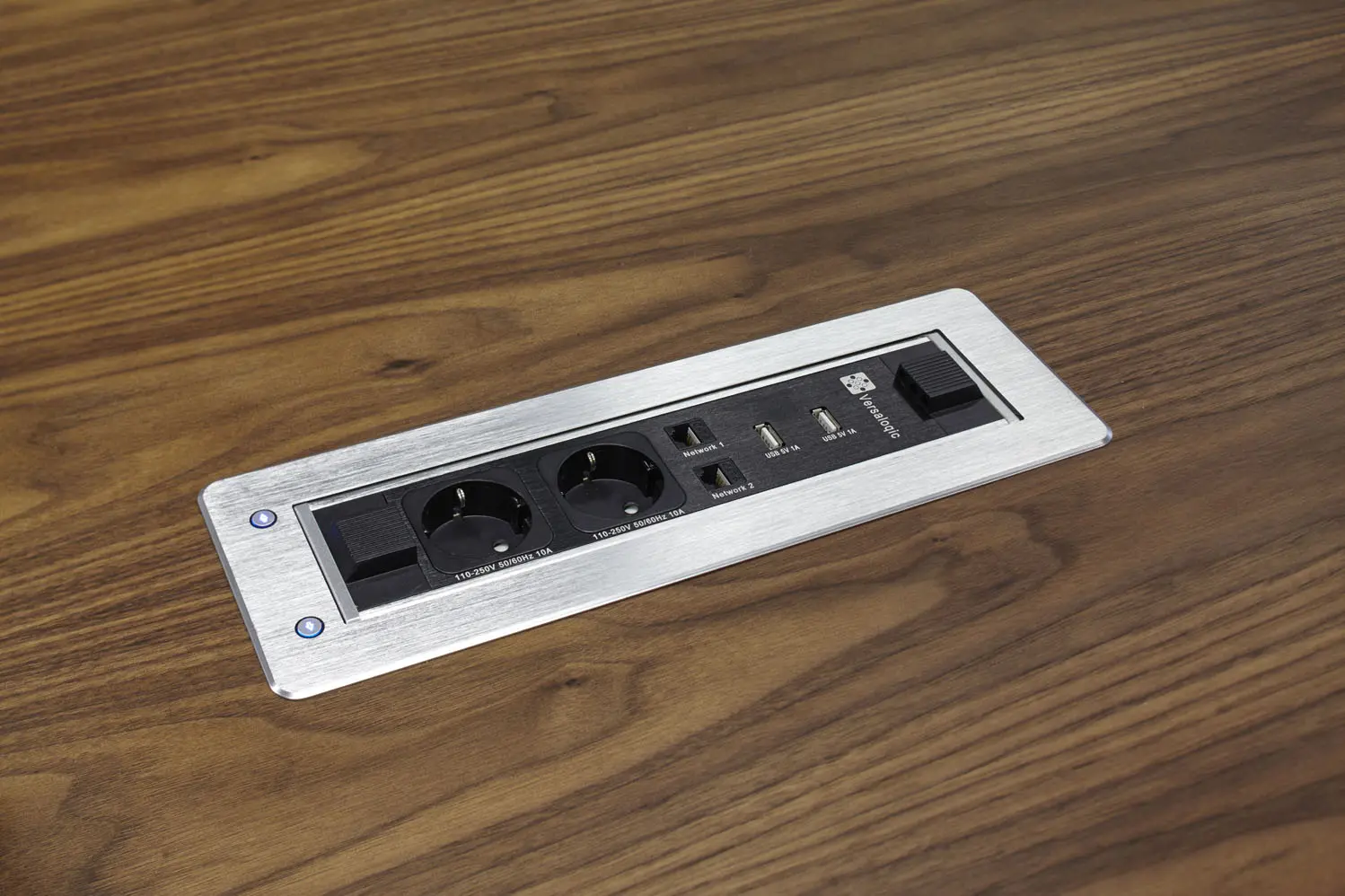 DEKKO Interiors | Αισθητική & Εργονομία στα Έπιπλα Γραφείου Η κατασκευή του γραφείου αποπνέει μια ευάερη και δυναμική αίσθηση, χάρη στην ξύλινη δομή του, η οποία είναι εμπνευσμένη από το στυλ "Mollinian". Αυτή η μοναδική κατασκευή στηρίζει είτε μια γυάλινη είτε μια ξύλινη επιφάνεια σε μια εντυπωσιακή ισορροπία αντίθετων δυνάμεων, δημιουργώντας ένα εντυπωσιακό οπτικό αποτέλεσμα. Το πολύτιμο ξύλο καρυδιάς παίζει κεντρικό ρόλο στον σχεδιασμό του γραφείου. Η επιφάνεια εργασίας, κατασκευασμένη από φυσικό καρυδιά ξύλο, είναι το αποκορύφωμα της υλικότητας και της χειροτεχνίας, με ένα συμπαγές προφίλ και στρογγυλεμένες άκρες που αναδεικνύουν τη φυσική ομορφιά του υλικού. Η γοητεία του κρυστάλλου συναντά την ισχυρή και στιβαρή αίσθηση του μαόνι kotibé στη δομή του γραφείου. Προτείνεται σε δύο εκδόσεις: λευκή και ανθρακί λάκα, προσφέροντας έτσι ευελιξία στον σχεδιασμό του εσωτερικού χώρου. Οι κρυστάλλινες επιφάνειες είναι διαθέσιμες σε τρεις εκδόσεις: εξαιρετικά διαφανές γυαλί, λευκό λακαρισμένο γυαλί, και καπνιστό γυαλί, όλα πάχους 15 mm, προσδίδοντας μία επιπλέον διάσταση πολυτέλειας.