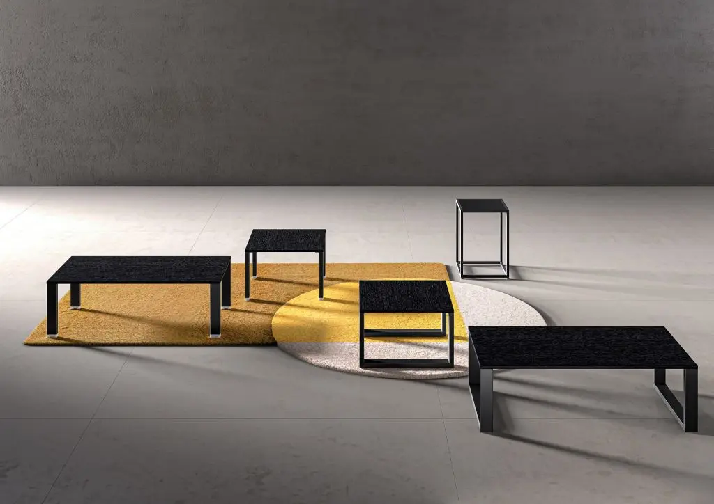 DEKKO Interiors | Αισθητική & Εργονομία στα Έπιπλα Γραφείου Τα τραπέζια ύψους 105 εκατοστών ενθαρρύνουν τη συνεργασία και την αποτελεσματικότητα στον εργασιακό χώρο, λειτουργώντας ως σημεία συνάντησης και επικοινωνίας, ενώ προωθούν τις αυθόρμητες αλλαγές στη στάση του σώματος, πράγμα που έχει θετικό αντίκτυπο στην υγεία. Η ρυθμιζόμενη δομή των τραπεζιών, με σταθερή έκδοση ή με ρόδες, προσφέρει την ευελιξία της εύκολης μετακίνησης ανάλογα με τις ανάγκες της στιγμής. Τα τραπέζια διατίθενται με κυκλική κορυφή διαμέτρου 60 εκατοστών ή με τετράγωνη κορυφή με πλευρά 60 εκατοστών, ενώ η σταθερή έκδοση παρέχει ρύθμιση ύψους από 75 έως 112 εκατοστά και η έκδοση για φορητή συσκευή προσφέρει ρύθμιση ύψους από 88 έως 125 εκατοστά. Τα τραπέζια ύψους 74 εκατοστών έχουν σχεδιαστεί για να προάγουν μια εργονομική στάση κατά τη διάρκεια της εργασίας, με επιλογή ανάμεσα σε στρογγυλά ή τετράγωνα σχήματα και επιφάνειες μελαμίνης σε λευκό, μαύρο, χρωμιωμένες ή αλουμινένιες βάσεις. Συνολικά, η σειρά τραπεζιών Frezza προσφέρει ευελιξία, εργονομία και στυλ, προσαρμόζοντας την λειτουργικότητα και την αισ