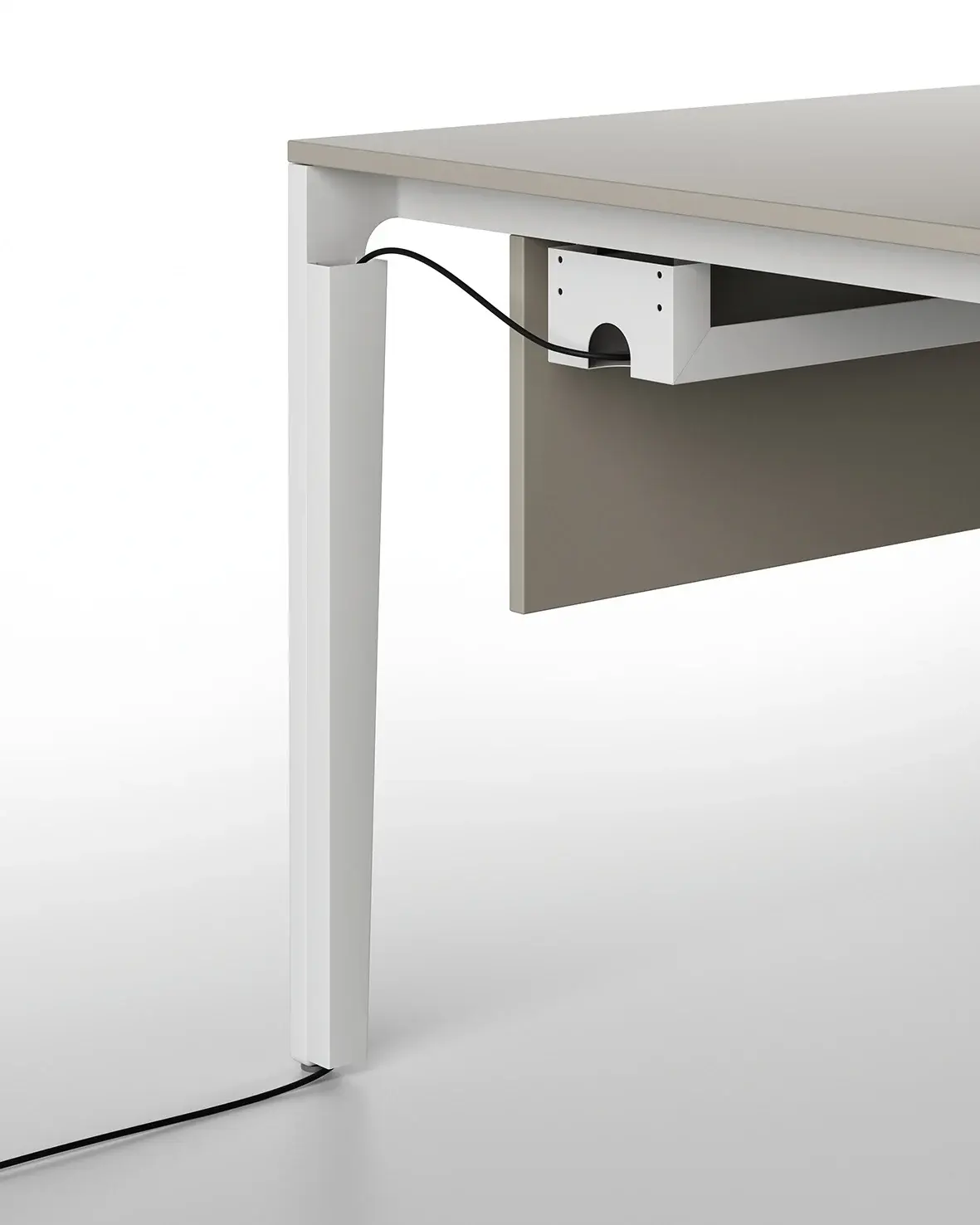 DEKKO Interiors | Αισθητική & Εργονομία στα Έπιπλα Γραφείου Η δομή του γραφείου αντιπροσωπεύει τη λεπτή ένωση αισθητικών στοιχείων και δομικών λεπτομερειών ενός διαχρονικού τραπεζιού. Η κατασκευή είναι κατασκευασμένη με κωνικά πόδια και περιμετρικό πλαίσιο χτισμένο με ενιαίο προφίλ αλουμινίου Υ. 5 cm x 3 cm. Τα γραφεία στελεχών διατίθενται στα ακόλουθα μεγέθη L. 180 – 200 – 220 cm, D. 90 cm, ενώ τα λειτουργικά έχουν τις εξής διαστάσεις L. 140 – 160 – 180 – 200 cm, D. 80 cm.