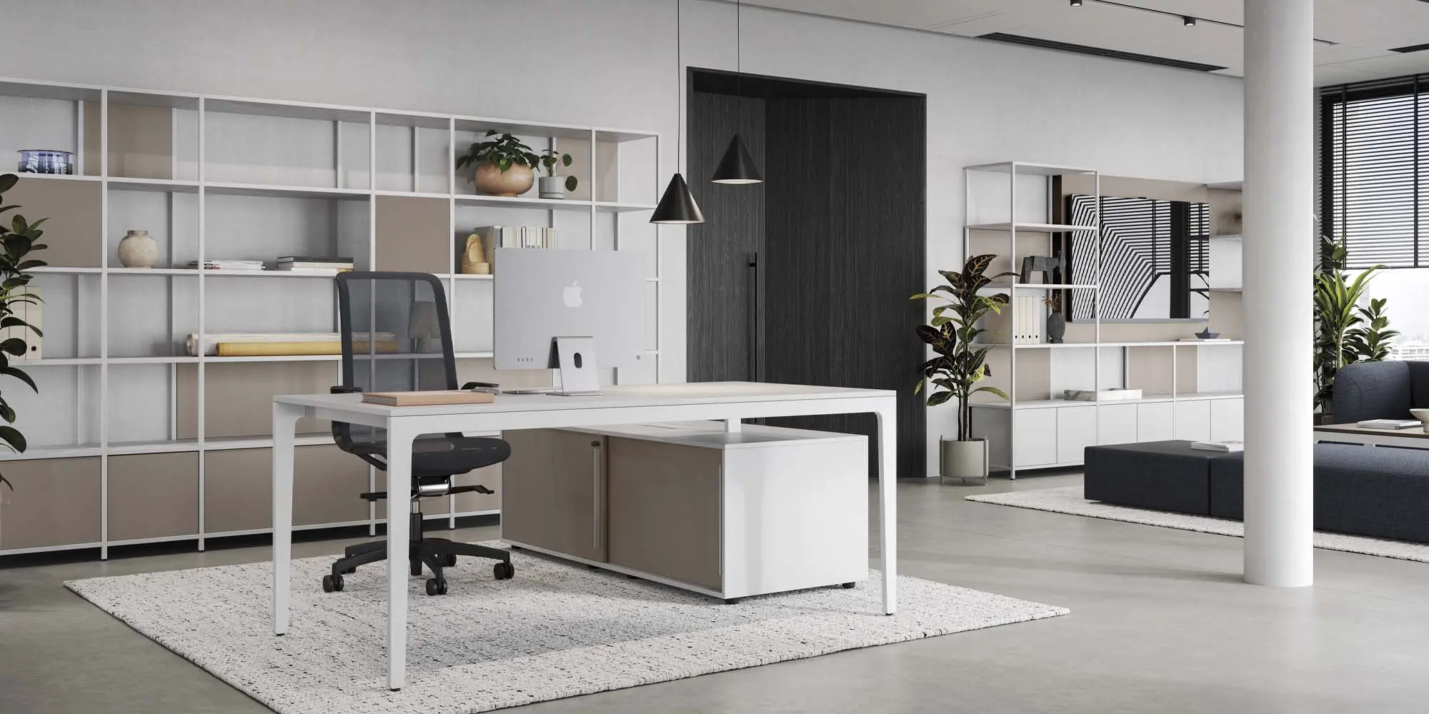 DEKKO Interiors | Αισθητική & Εργονομία στα Έπιπλα Γραφείου Η δομή του γραφείου αντιπροσωπεύει τη λεπτή ένωση αισθητικών στοιχείων και δομικών λεπτομερειών ενός διαχρονικού τραπεζιού. Η κατασκευή είναι κατασκευασμένη με κωνικά πόδια και περιμετρικό πλαίσιο χτισμένο με ενιαίο προφίλ αλουμινίου Υ. 5 cm x 3 cm. Τα γραφεία στελεχών διατίθενται στα ακόλουθα μεγέθη L. 180 – 200 – 220 cm, D. 90 cm, ενώ τα λειτουργικά έχουν τις εξής διαστάσεις L. 140 – 160 – 180 – 200 cm, D. 80 cm.