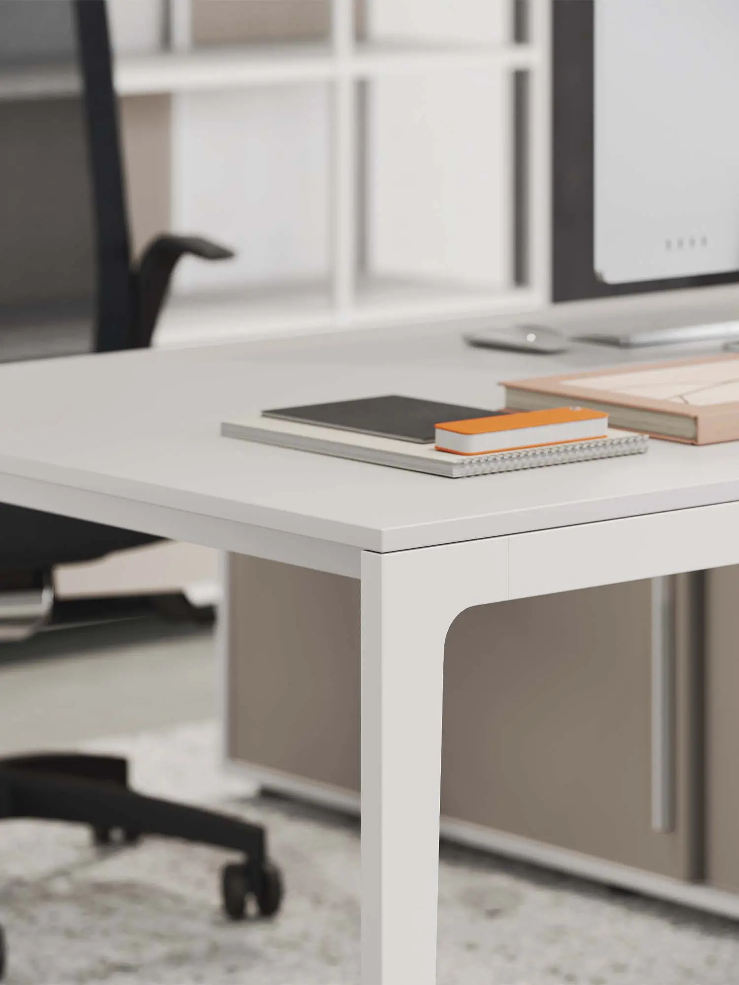 DEKKO Interiors | Αισθητική & Εργονομία στα Έπιπλα Γραφείου Η δομή του γραφείου αντιπροσωπεύει τη λεπτή ένωση αισθητικών στοιχείων και δομικών λεπτομερειών ενός διαχρονικού τραπεζιού. Η κατασκευή είναι κατασκευασμένη με κωνικά πόδια και περιμετρικό πλαίσιο χτισμένο με ενιαίο προφίλ αλουμινίου Υ. 5 cm x 3 cm. Τα γραφεία στελεχών διατίθενται στα ακόλουθα μεγέθη L. 180 – 200 – 220 cm, D. 90 cm, ενώ τα λειτουργικά έχουν τις εξής διαστάσεις L. 140 – 160 – 180 – 200 cm, D. 80 cm.